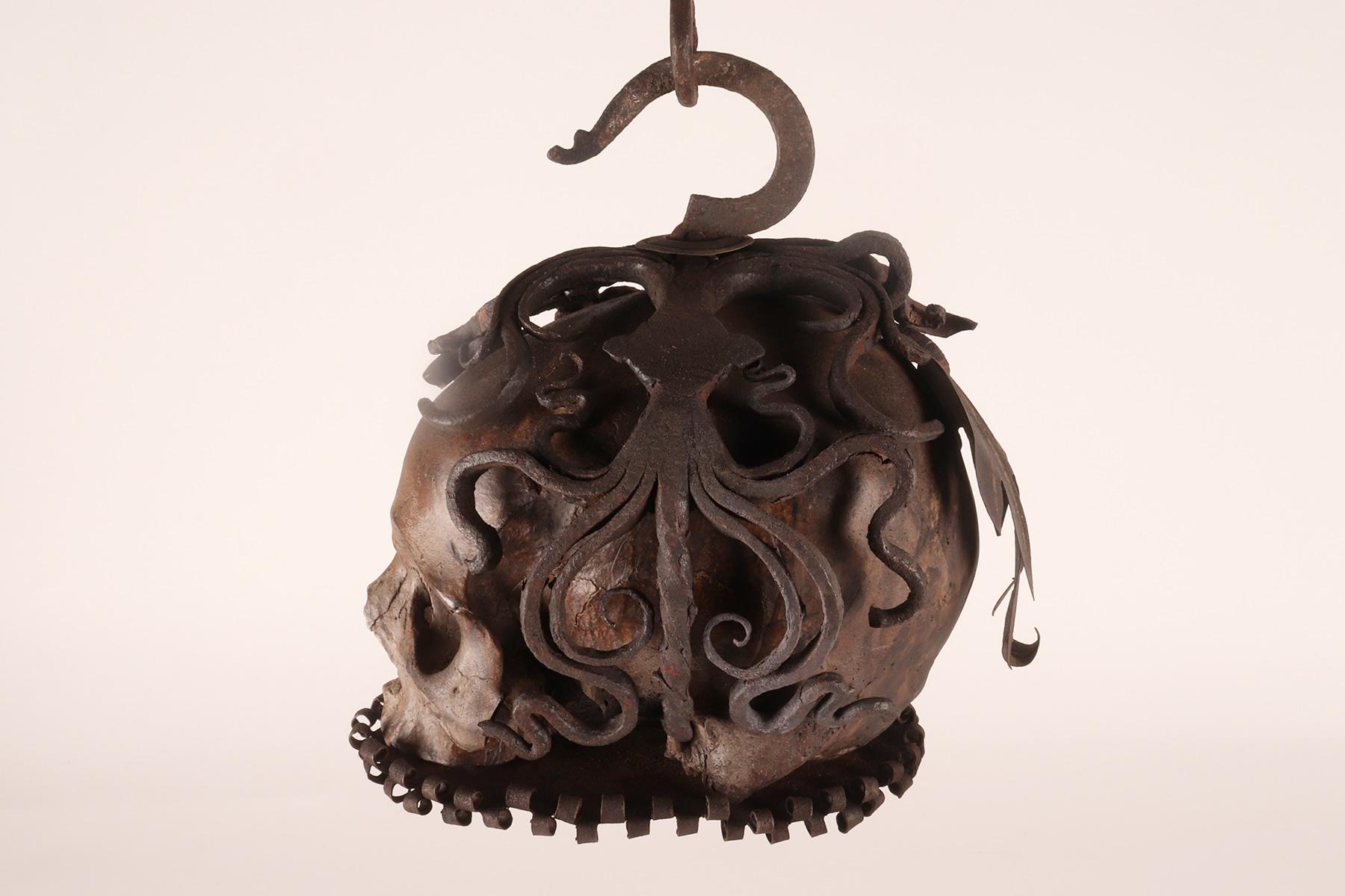 Memento mori. Sculpture de crâne en cage et en suspension, Allemagne, fin du XVIIe siècle. 6