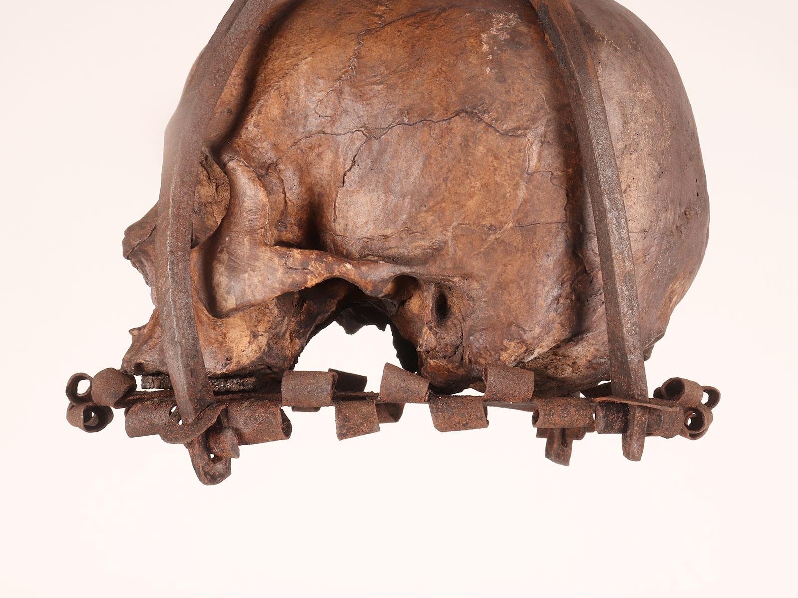 Memento mori. Ein Käfig und aufgehängte Schädelskulptur, Deutschland, spätes 17. Jahrhundert. im Angebot 8