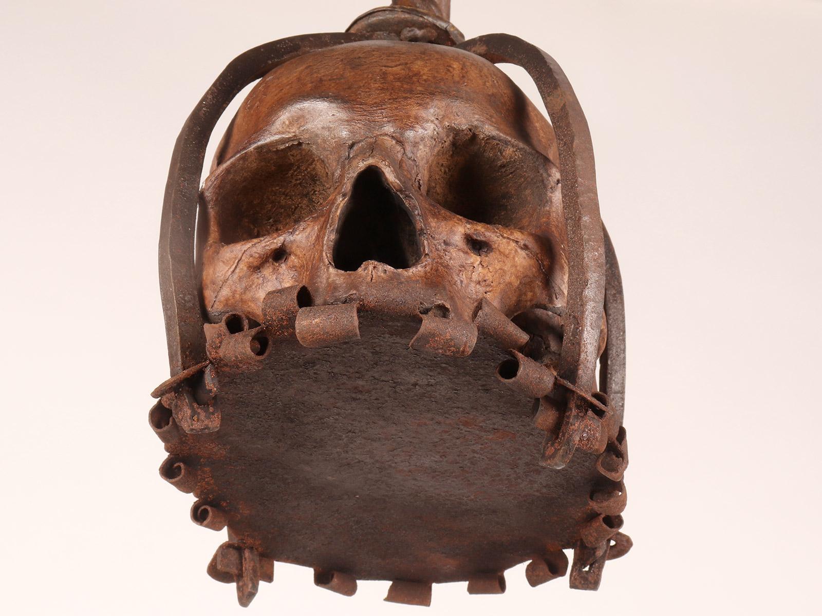 Memento mori. Ein Käfig und aufgehängte Schädelskulptur, Deutschland, spätes 17. Jahrhundert. im Angebot 10