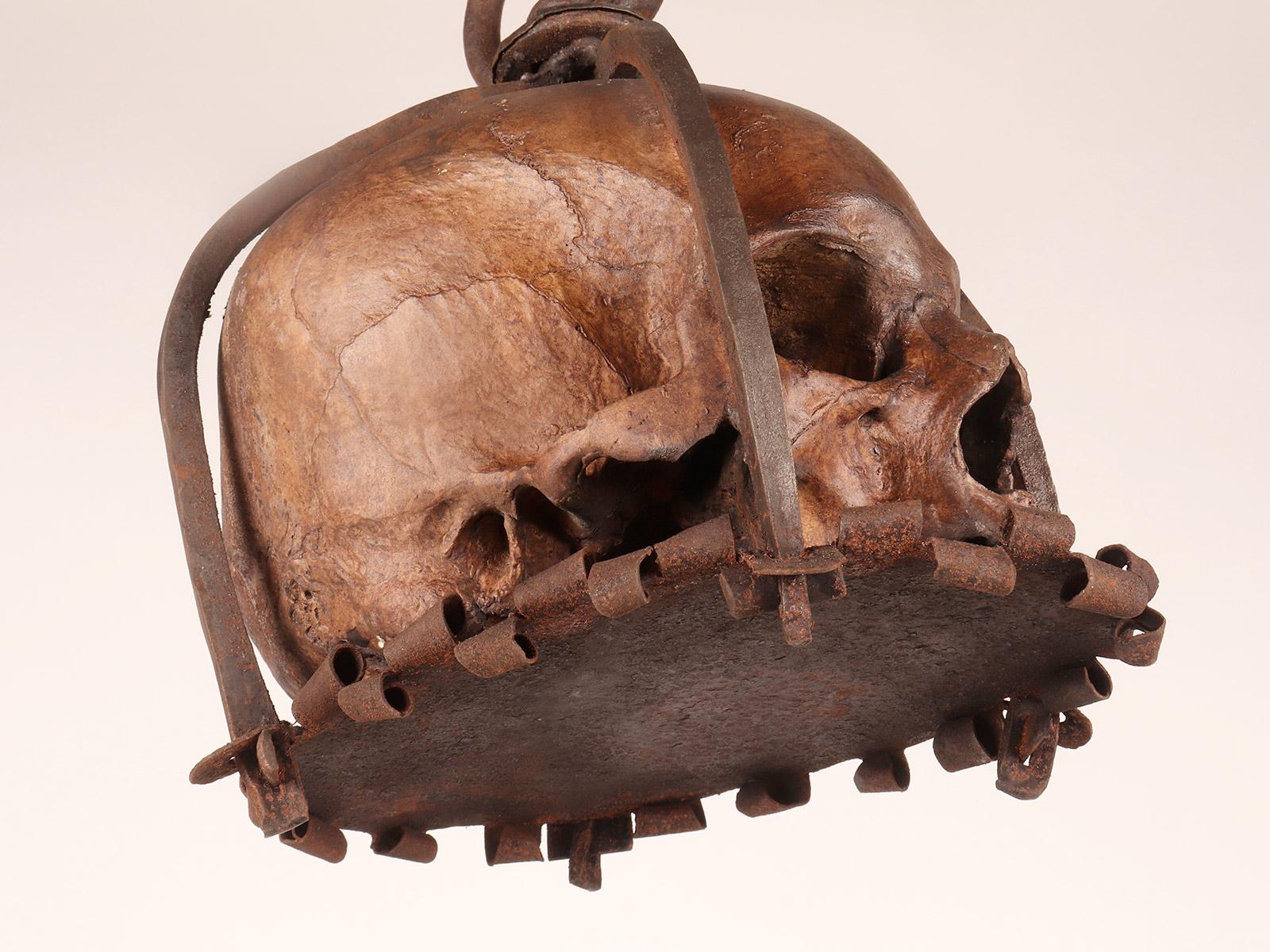 Memento mori. Ein Käfig und aufgehängte Schädelskulptur, Deutschland, spätes 17. Jahrhundert. im Angebot 12