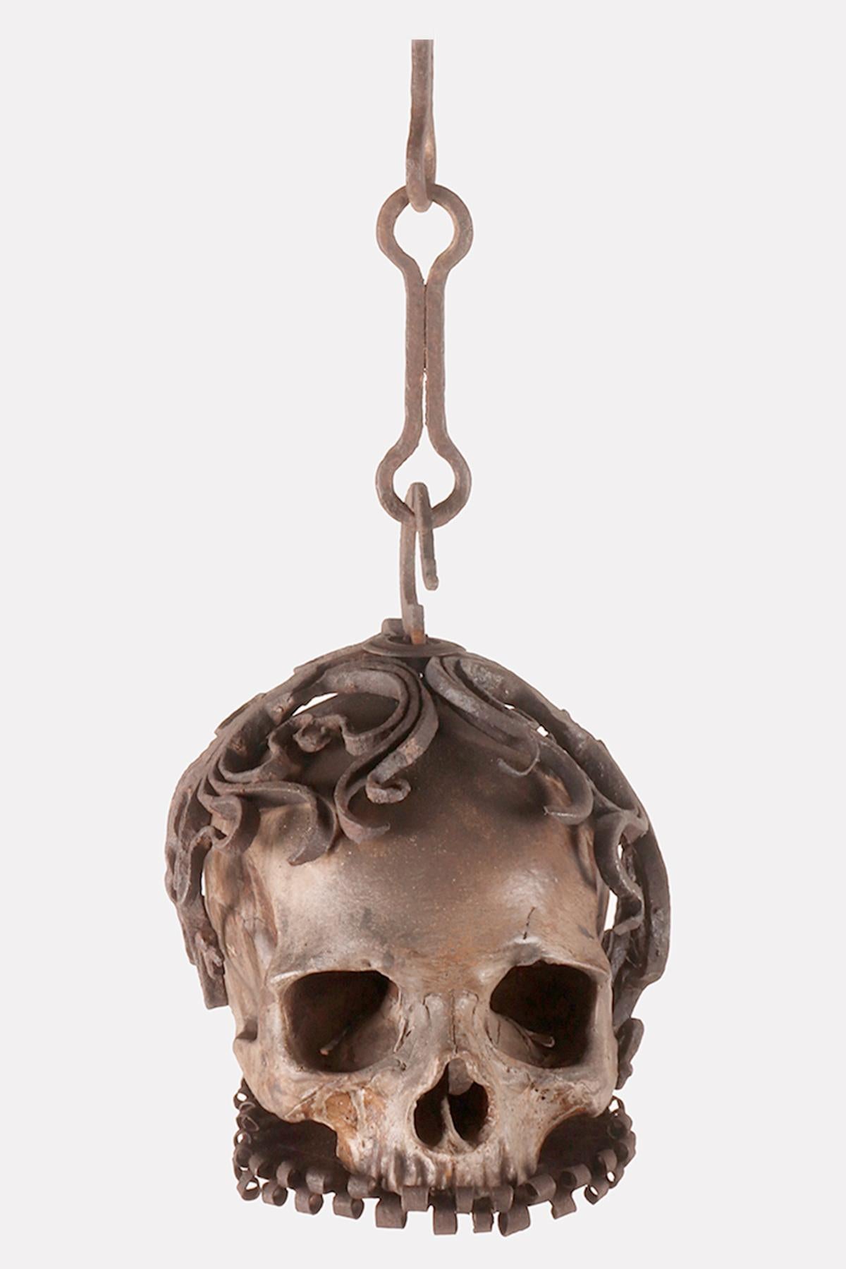 Ein seltenes Beispiel für Memento Mori aus der Wunderkammer, das einen Sch�ädel in einem geschmiedeten Eisengestell mit einer Kette zum Aufhängen zeigt. Die Skulptur ist aus Scagliola-Gips mit einem hohen künstlerischen und ausführenden Niveau