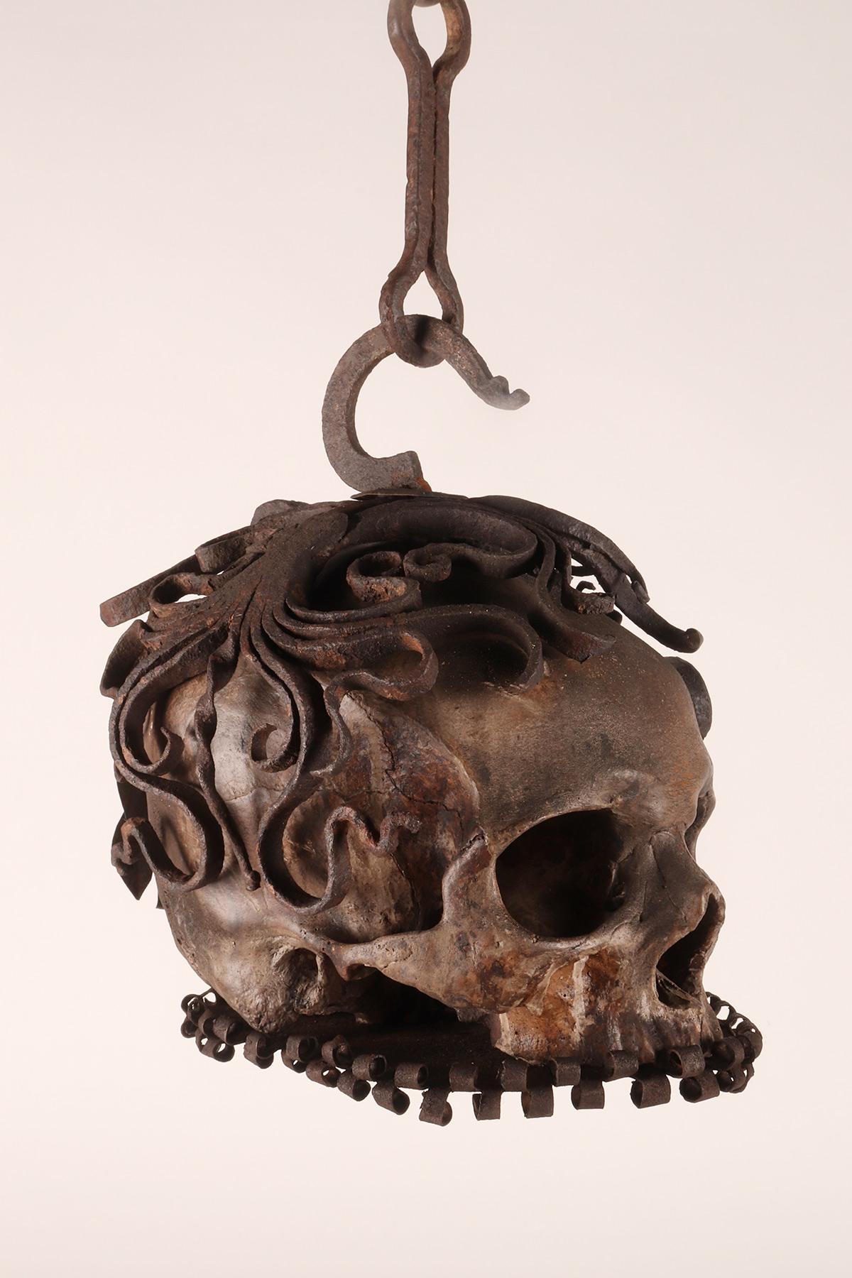 Memento mori. Ein Käfig und aufgehängte Schädelskulptur, Deutschland, spätes 17. Jahrhundert. (Eisen)