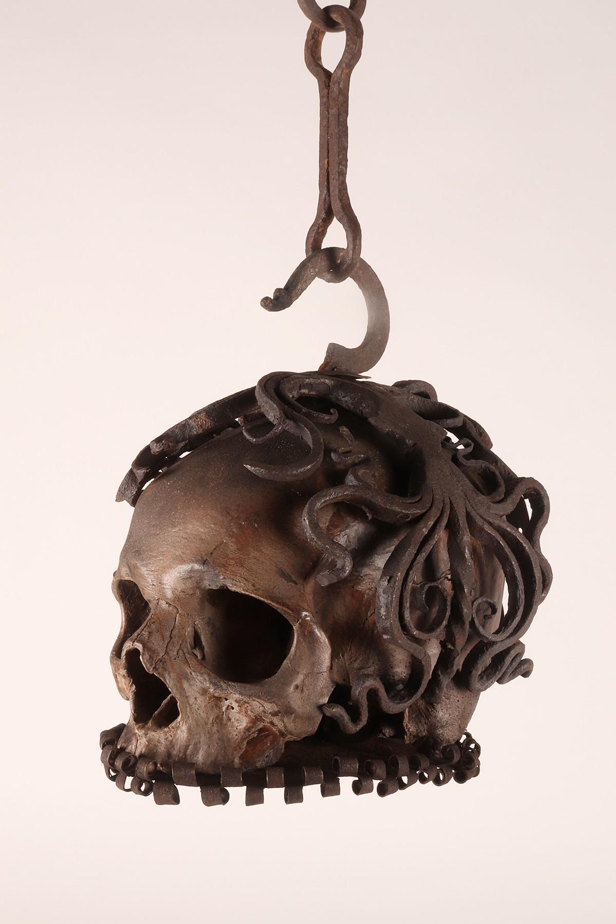 17ème siècle Memento mori. Sculpture de crâne en cage et en suspension, Allemagne, fin du XVIIe siècle.