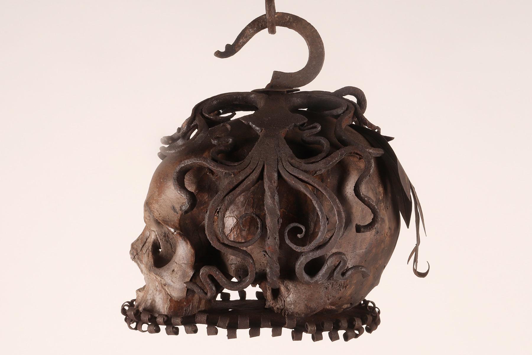 Fer Memento mori. Sculpture de crâne en cage et en suspension, Allemagne, fin du XVIIe siècle.