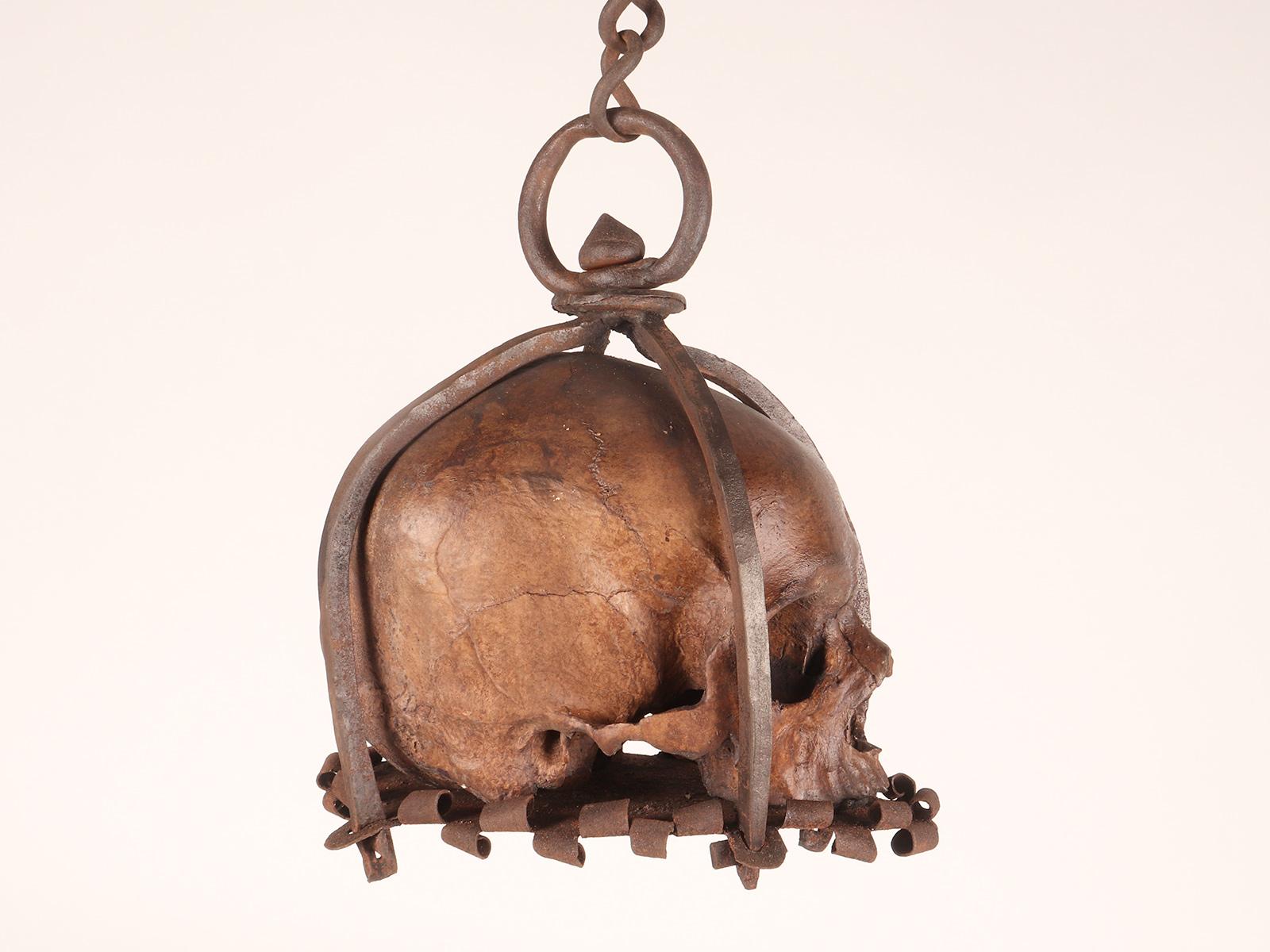 Memento mori. Ein Käfig und aufgehängte Schädelskulptur, Deutschland, spätes 17. Jahrhundert. im Angebot 2