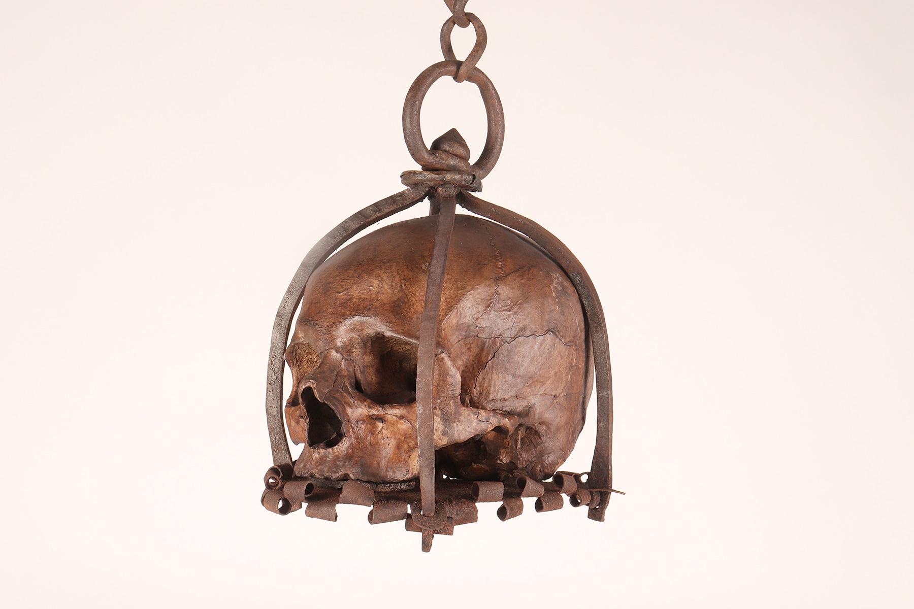 Memento mori. Ein Käfig und aufgehängte Schädelskulptur, Deutschland, spätes 17. Jahrhundert. im Angebot 4