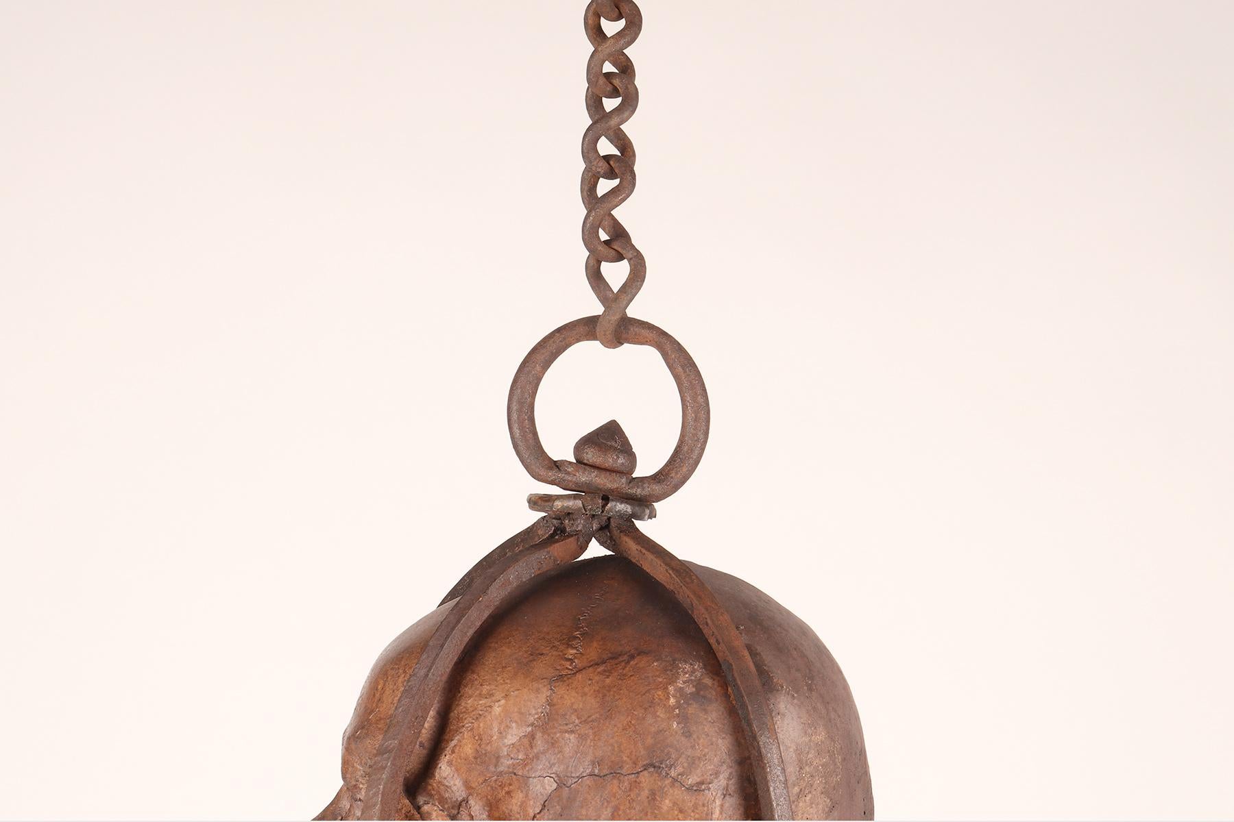 Memento mori. Ein Käfig und aufgehängte Schädelskulptur, Deutschland, spätes 17. Jahrhundert. im Angebot 5