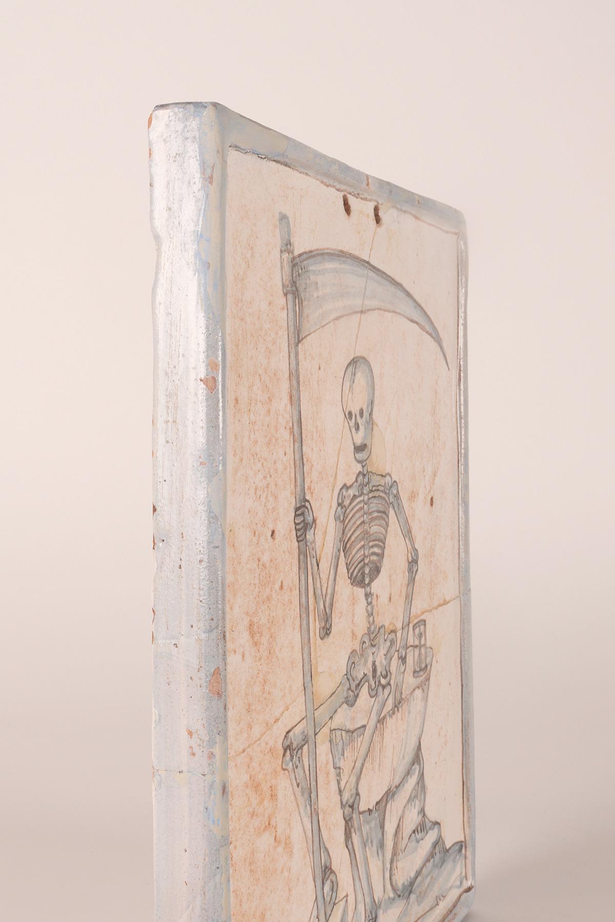 Memento mori: a skeleton, a scythe, an hourglass painted tile, Italy 1690. For Sale 4
