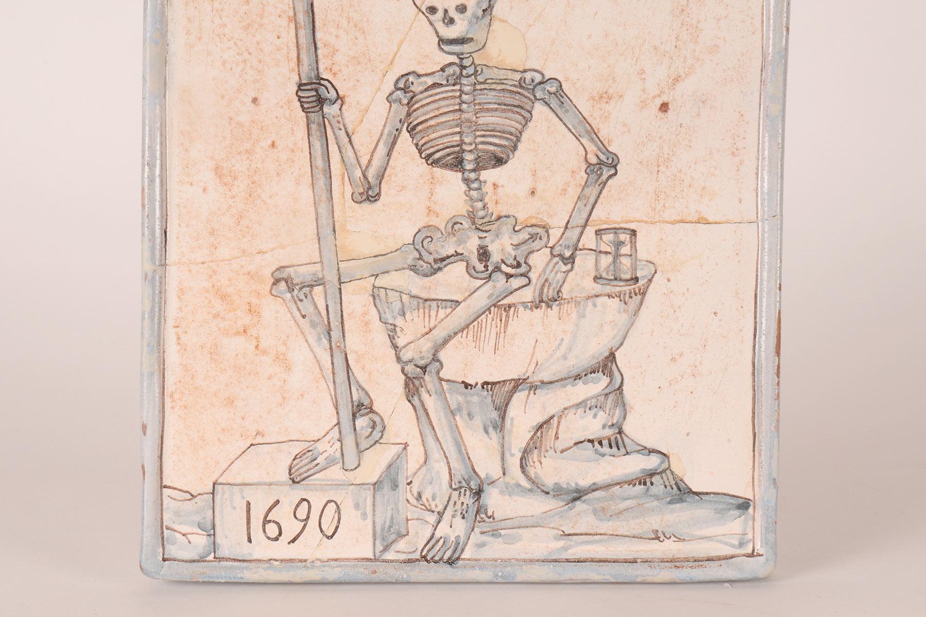 Memento mori: a skeleton, a scythe, an hourglass painted tile, Italy 1690. In Good Condition For Sale In Milan, IT