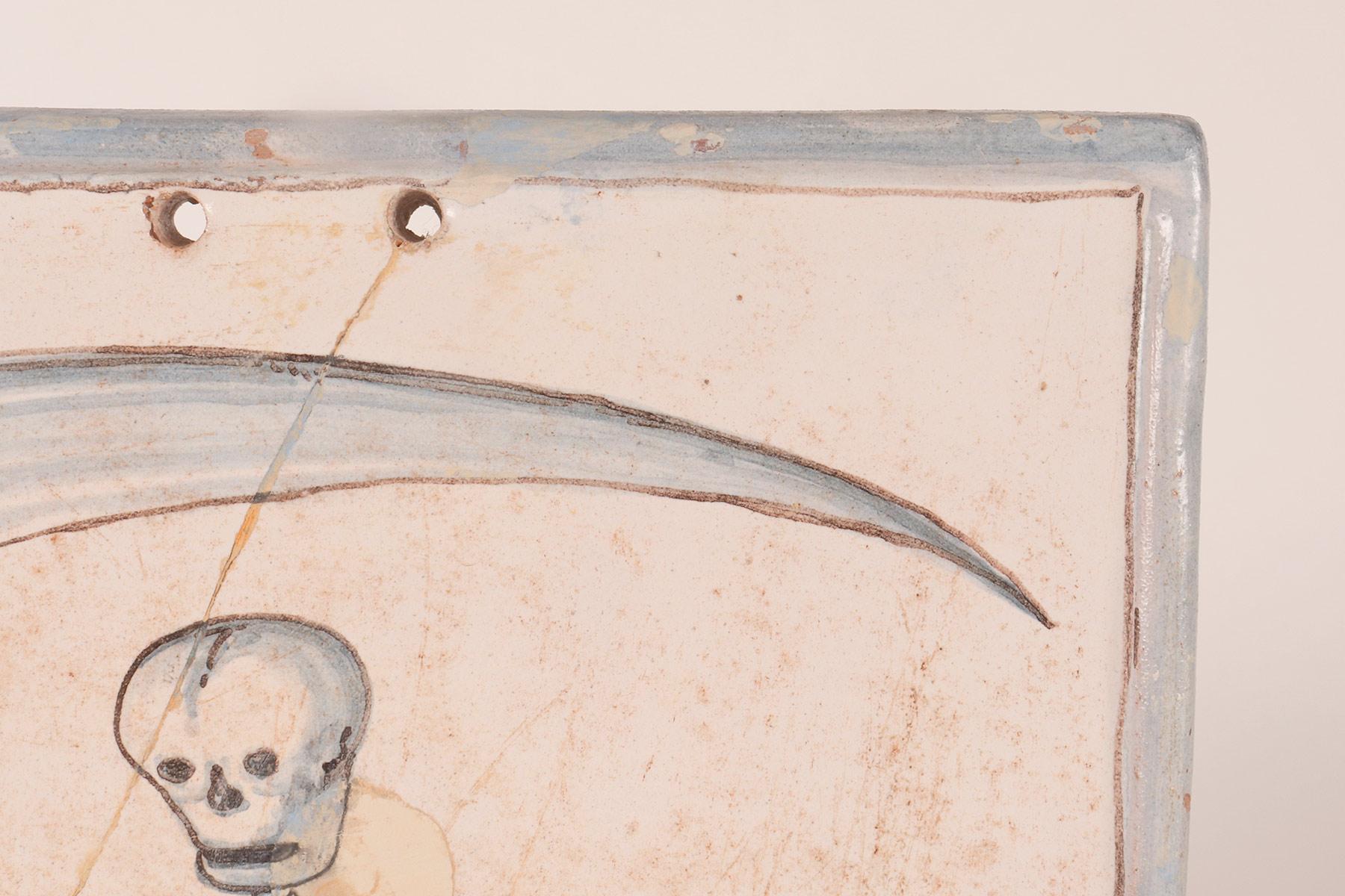 Memento mori: ein Skelett, ein Scythe, eine Sanduhr, eine gemalte Fliese, Italien 1690. (Terrakotta) im Angebot