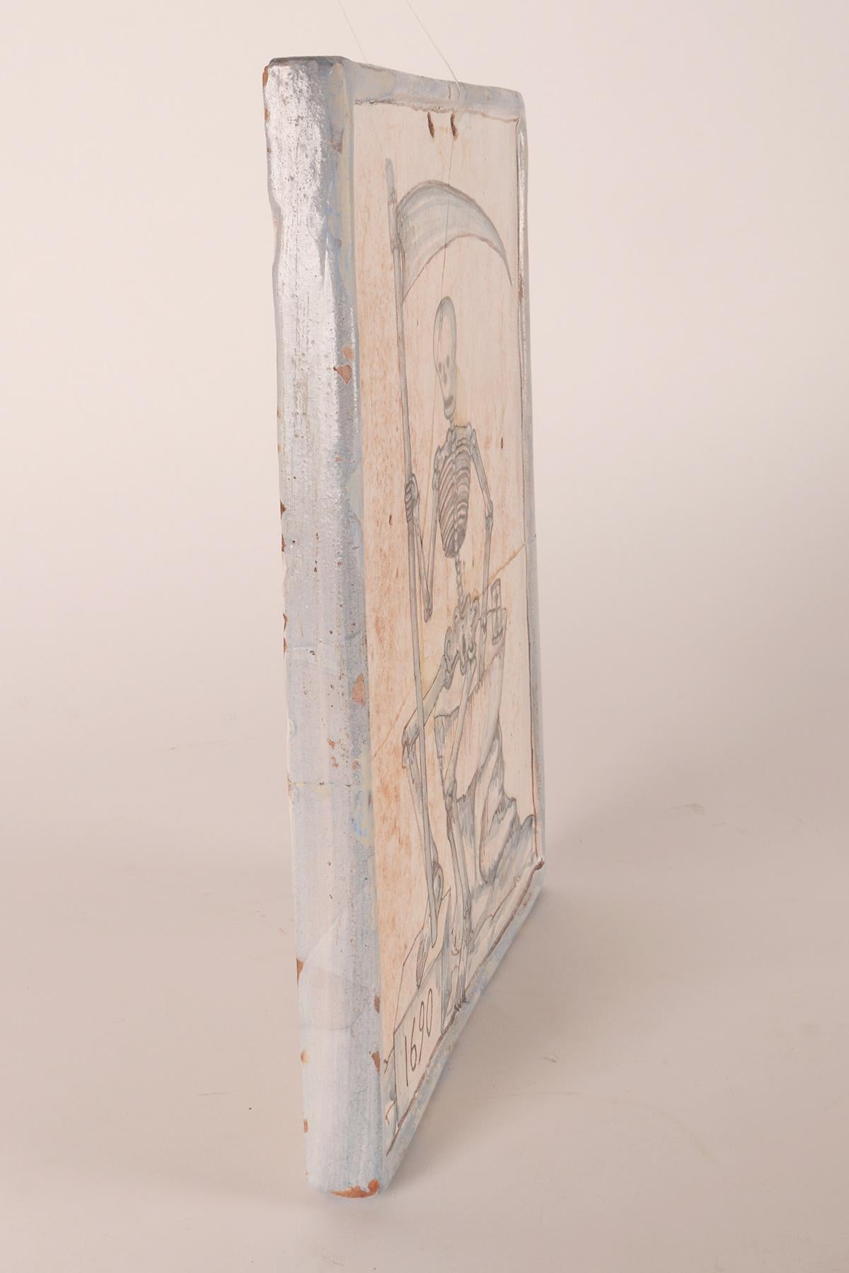 Memento mori: ein Skelett, ein Scythe, eine Sanduhr, eine gemalte Fliese, Italien 1690. im Angebot 3