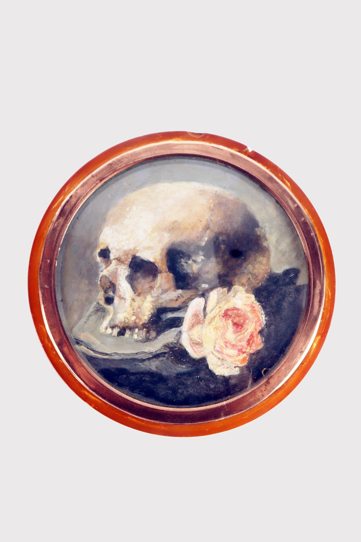 Round Cylindrical snuffbox, regular, consisting of a base and a removable interlocking lid. On the lid a ring in smooth pink gold, which stops a glass lens. Inside a rare Memento mori decoration painted in oil on a white agate table. The painting