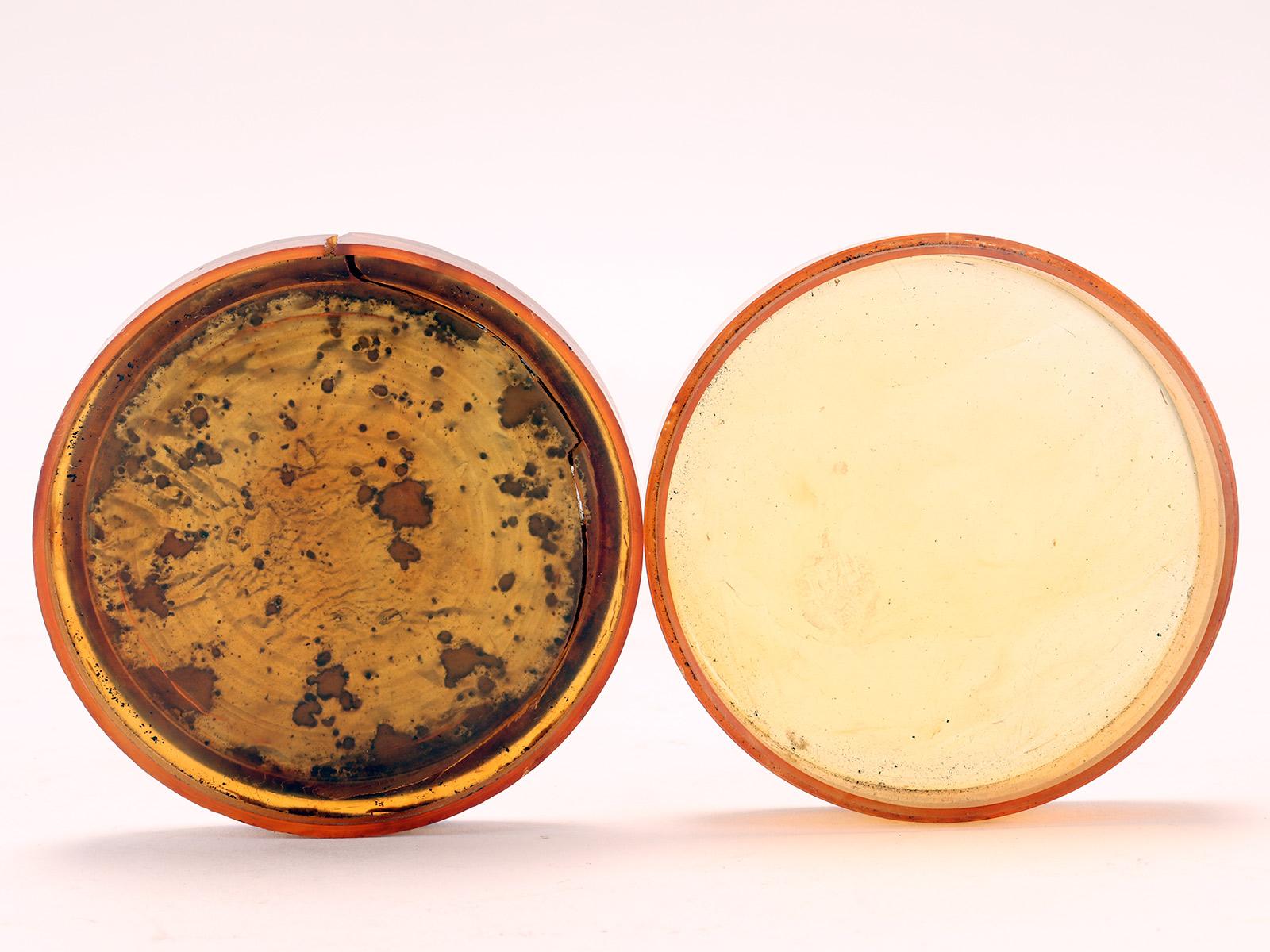 French Memento mori: a snuffbox in blonde tortoiseshell, gold, white agate. France 1820 For Sale
