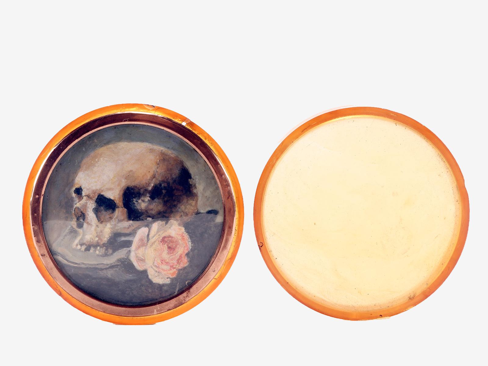 Memento mori: eine Schnupftabakdose aus blondem Schildkrötenpanzer, Gold, weißem Achat. Frankreich 1820 (19. Jahrhundert) im Angebot
