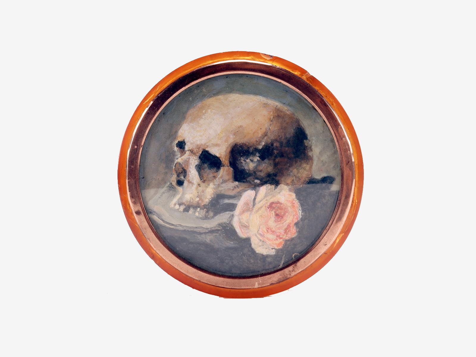 Memento mori: eine Schnupftabakdose aus blondem Schildkrötenpanzer, Gold, weißem Achat. Frankreich 1820 im Angebot 1