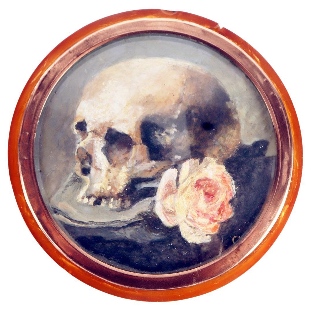 Memento mori: a snuffbox in blonde tortoiseshell, gold, white agate. France 1820 For Sale
