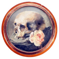 Memento mori : une tabatière en écaille de tortue blonde, or et agate blanche. France 1820