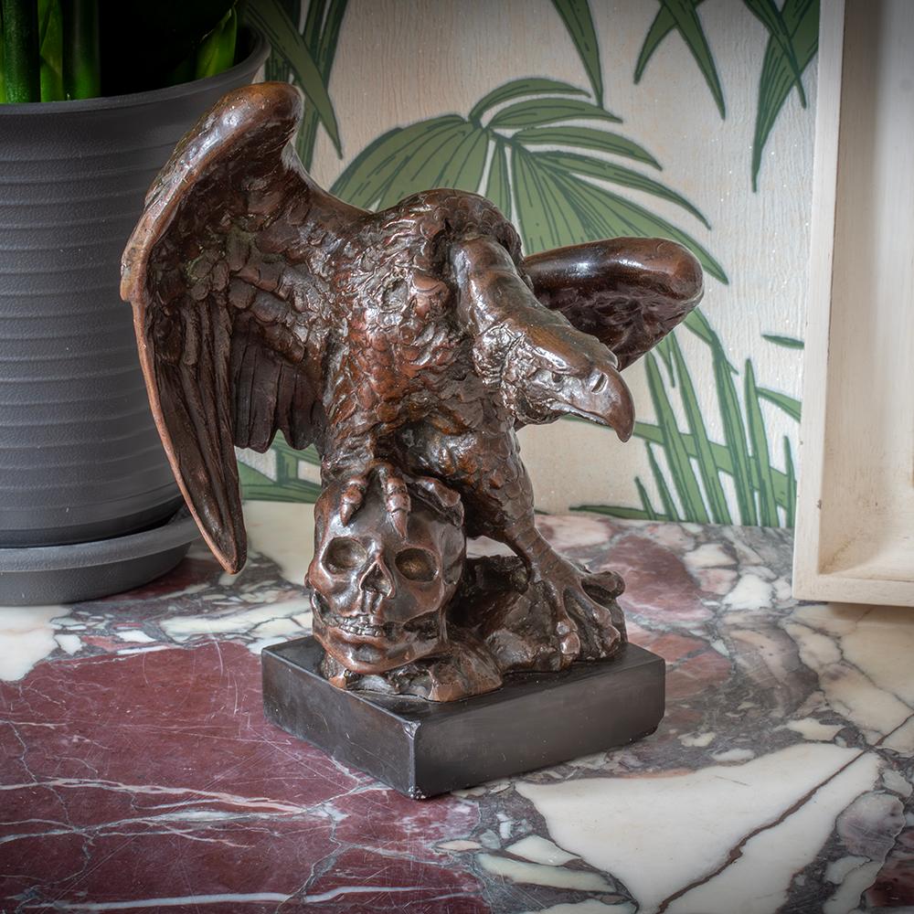 SPEDIZIONE GRATUITA IN TUTTO IL MONDO

ART NOUVEAU CIRCA 1890

Dalla nostra collezione di sculture in bronzo, siamo lieti di offrirti questa figura in bronzo patinato di un avvoltoio e un teschio di Bohuslav Schnirch.

La scultura è realizzata in