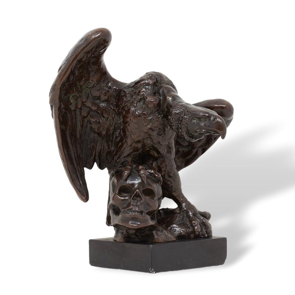 Austriaco Scultura in bronzo Memento Mori con avvoltoio e teschio di Bohuslav Schnirch in vendita
