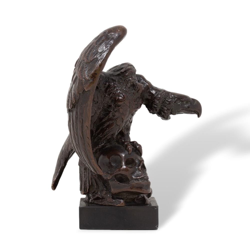 Calco Scultura in bronzo Memento Mori con avvoltoio e teschio di Bohuslav Schnirch in vendita