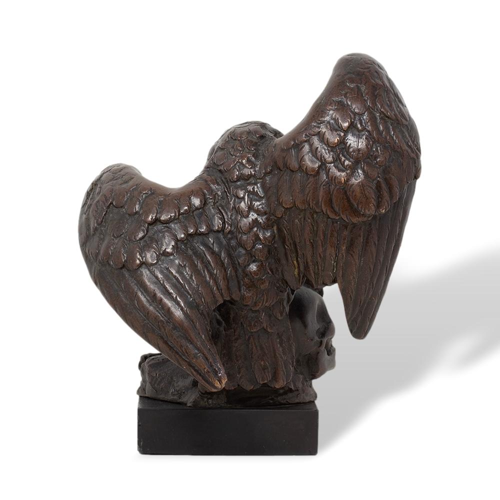 XIX secolo Scultura in bronzo Memento Mori con avvoltoio e teschio di Bohuslav Schnirch in vendita