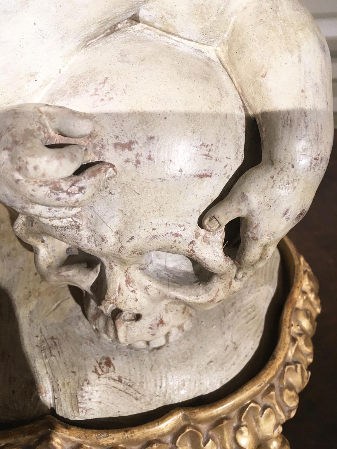 Memento Mori Scultura di teschio di bambino in finto marmo bianco della fine del XVII secolo in vendita 6