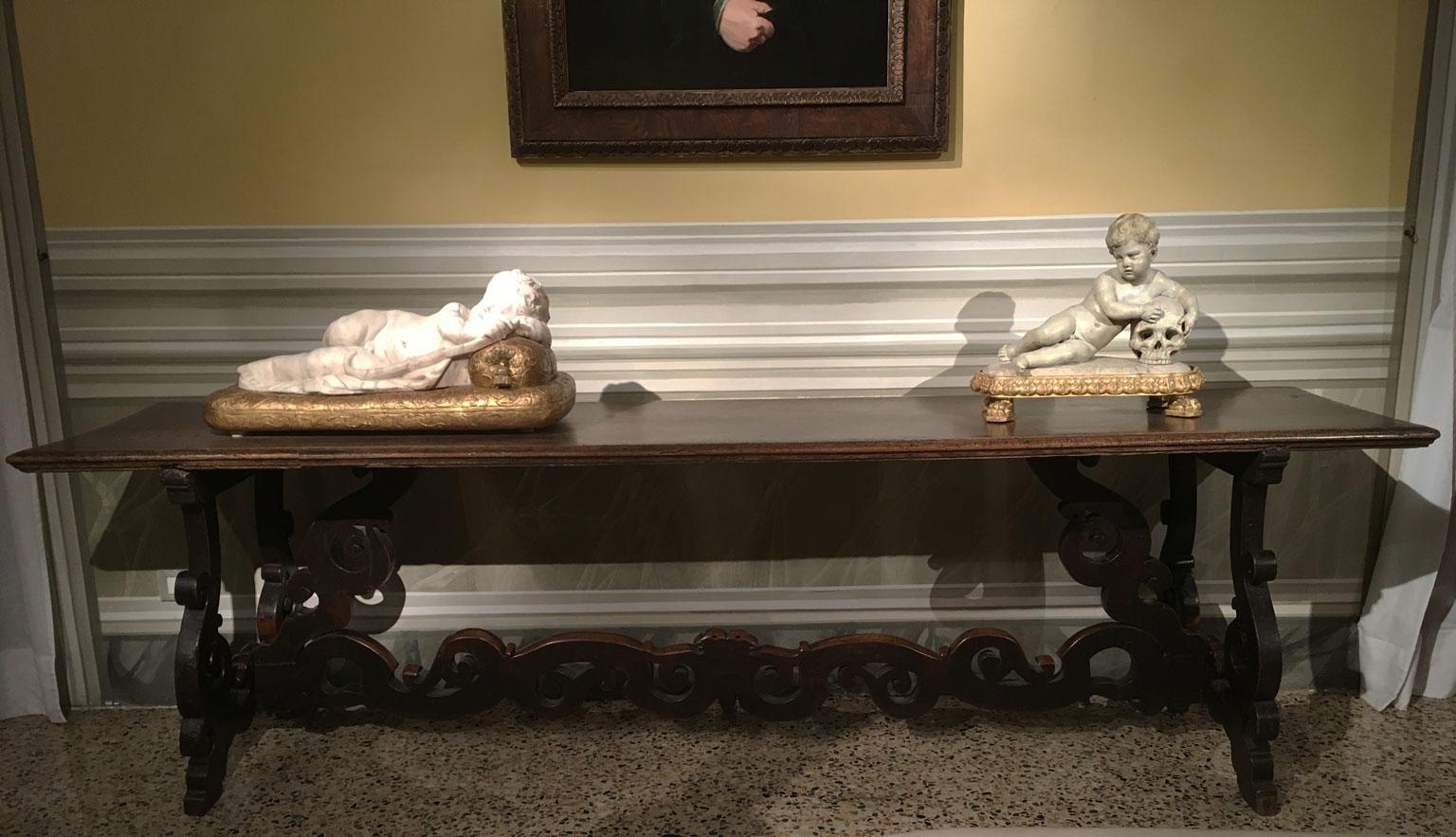 Questa affascinante scultura di Memento Mori, datata alla fine del XVII secolo, fa parte di una produzione di piccole figure in terracotta per uso privato che Giuseppe Maria Mazza realizzò nel corso della sua carriera insieme a grandi opere in