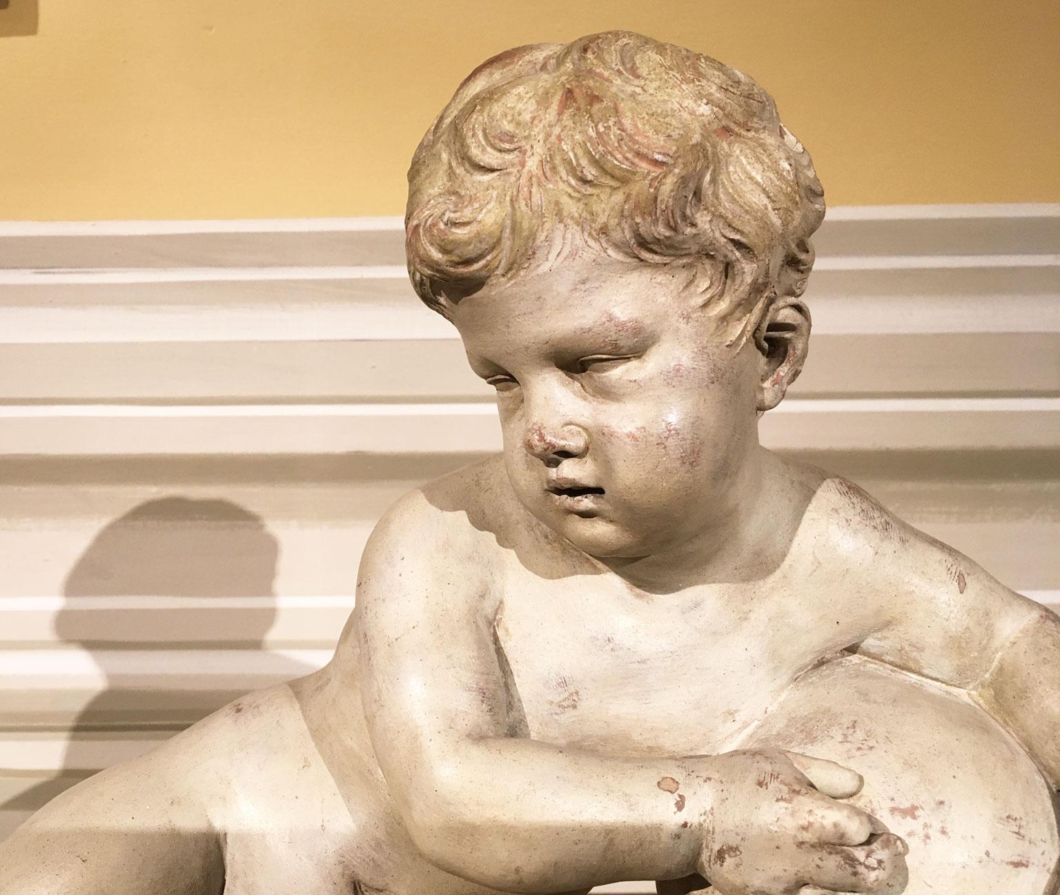 Fatto a mano Memento Mori Scultura di teschio di bambino in finto marmo bianco della fine del XVII secolo in vendita