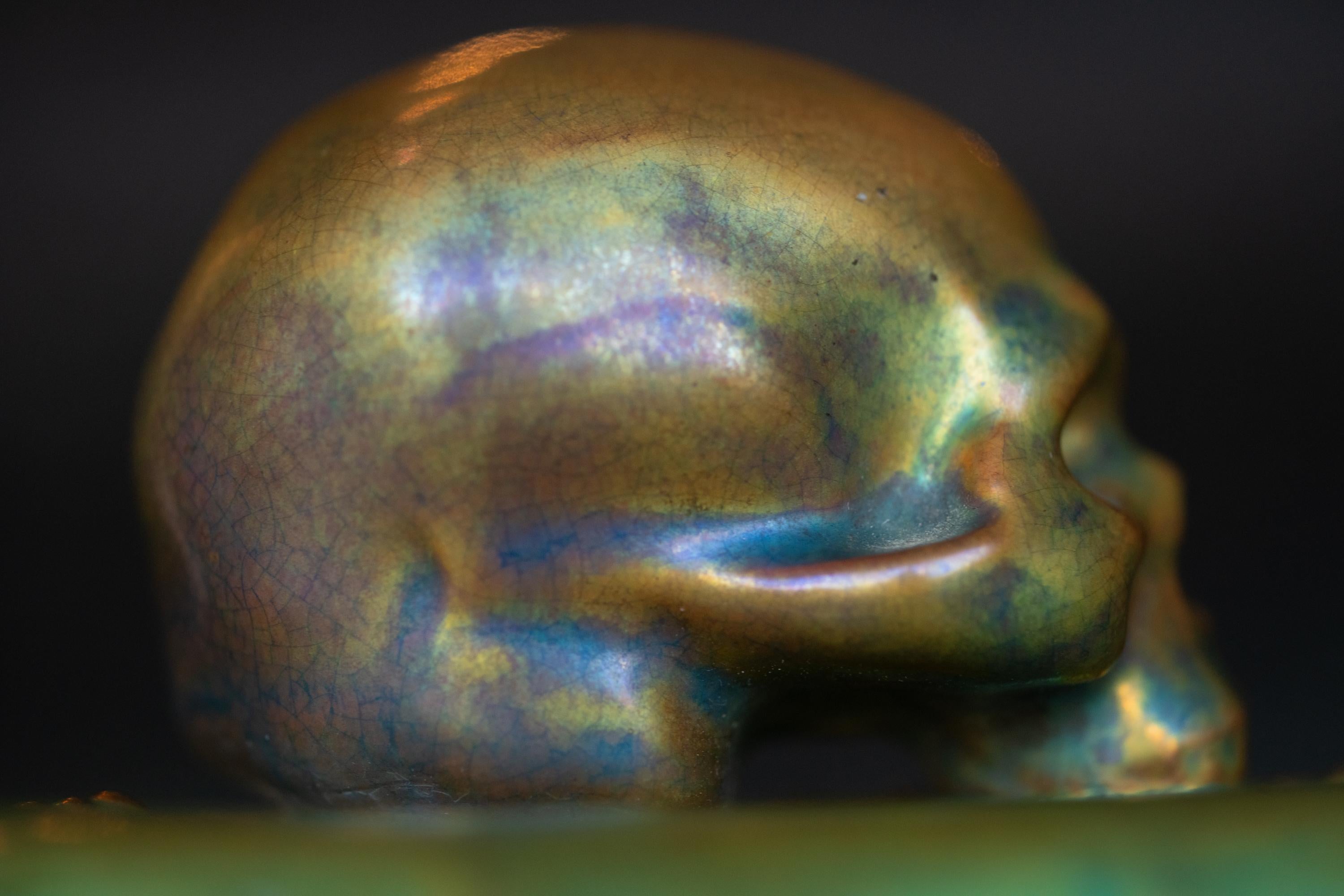 Memento Mori: Schädel auf Bibel-Skulptur von László Mattyasovszky Zsolnay 2