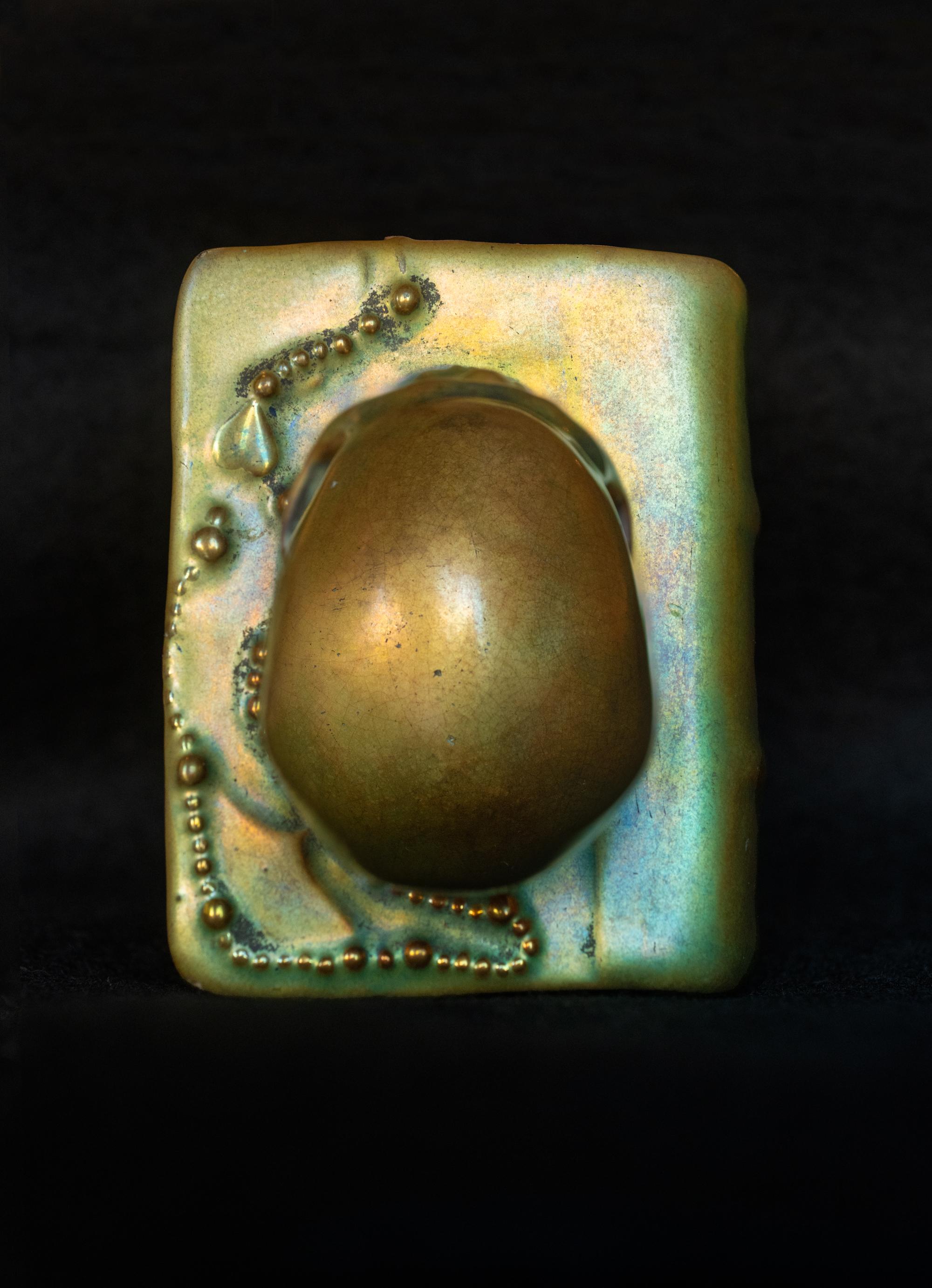 Memento Mori: Schädel auf Bibel-Skulptur von László Mattyasovszky Zsolnay 3