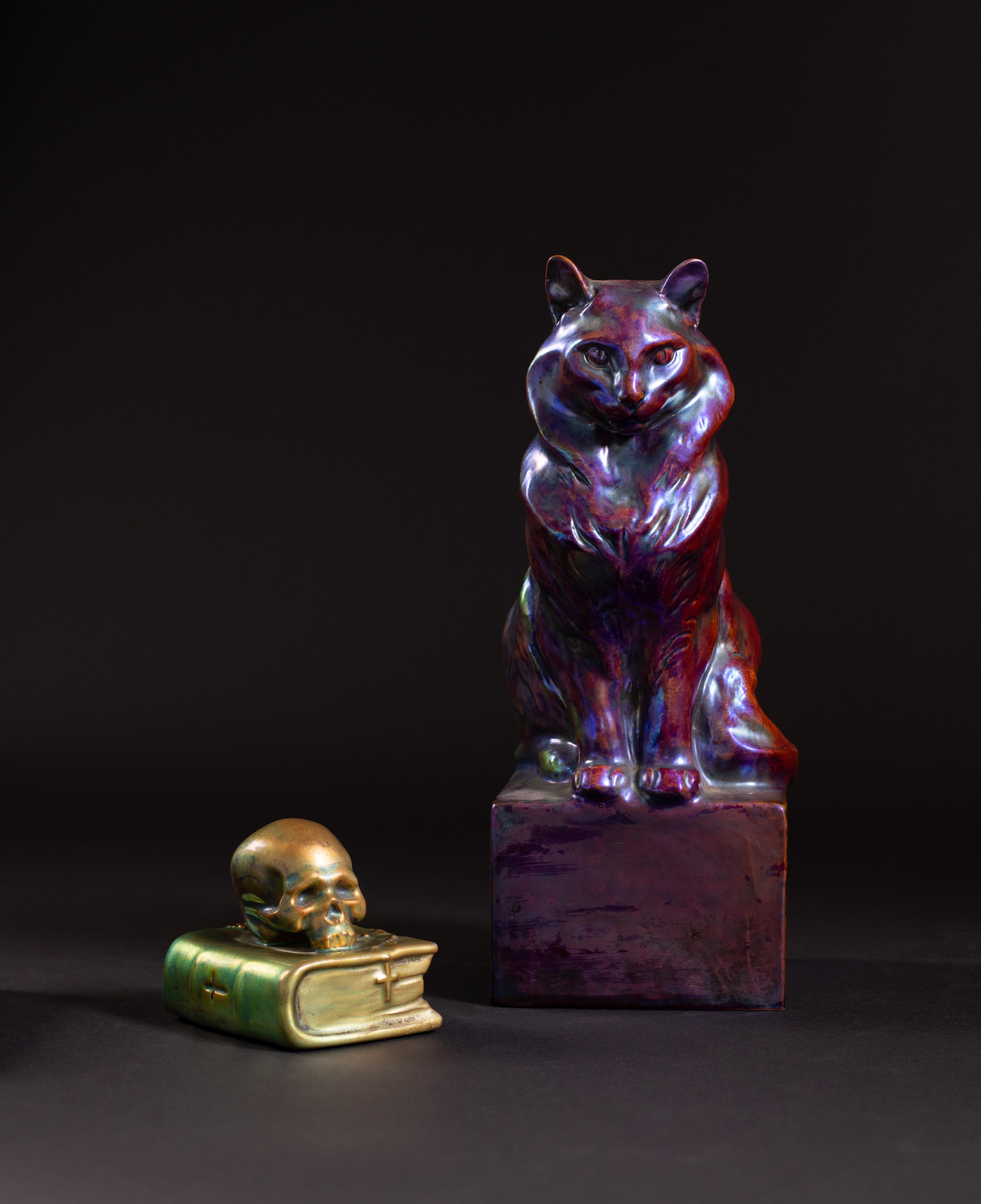 Memento Mori: Schädel auf Bibel-Skulptur von László Mattyasovszky Zsolnay 5