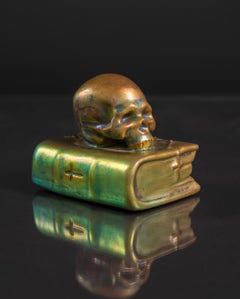 Memento Mori: Teschio su Bibbia di László Mattyasovszky Zsolnay