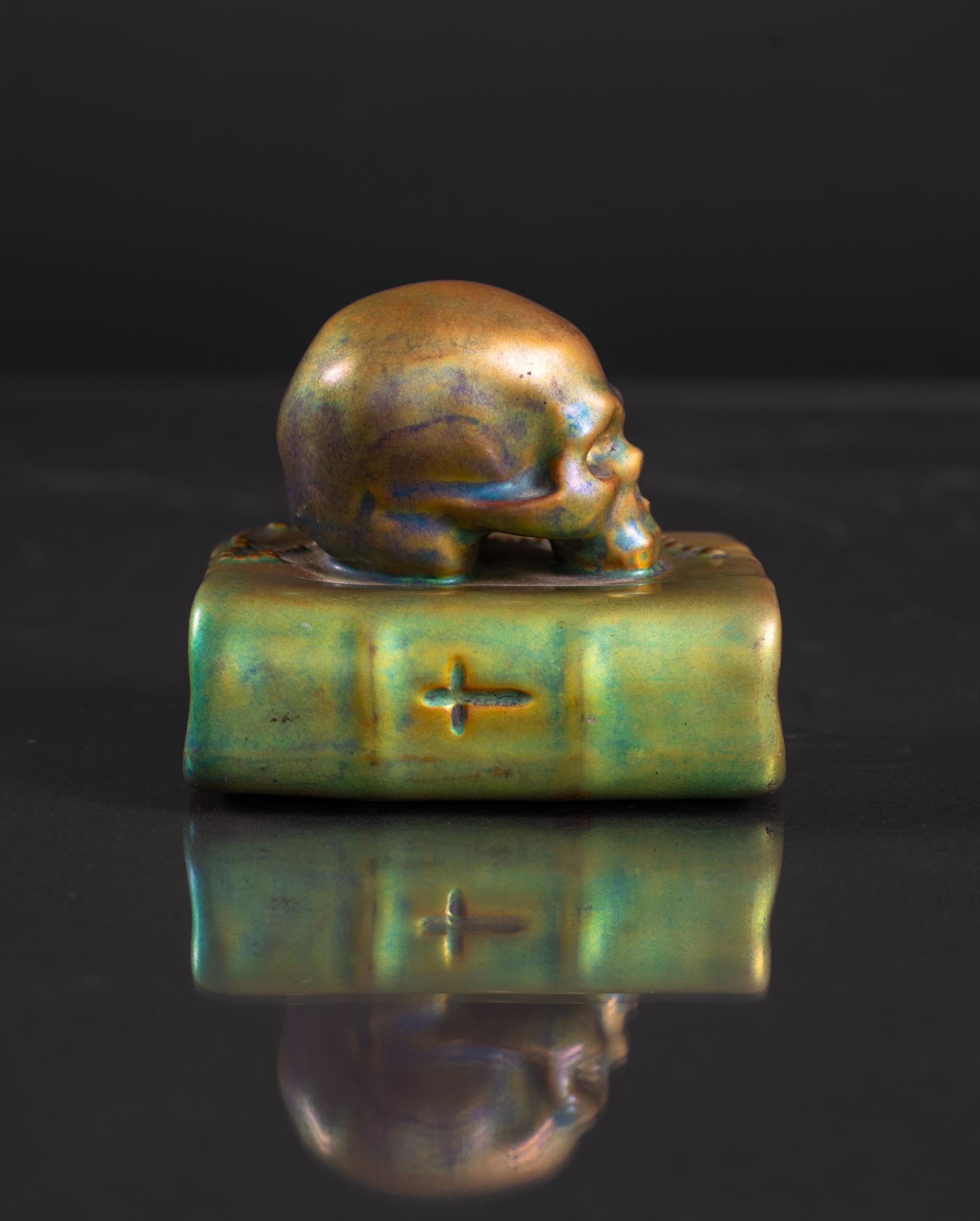 Memento Mori: Schädel auf Bibel-Skulptur von László Mattyasovszky Zsolnay (Art nouveau)