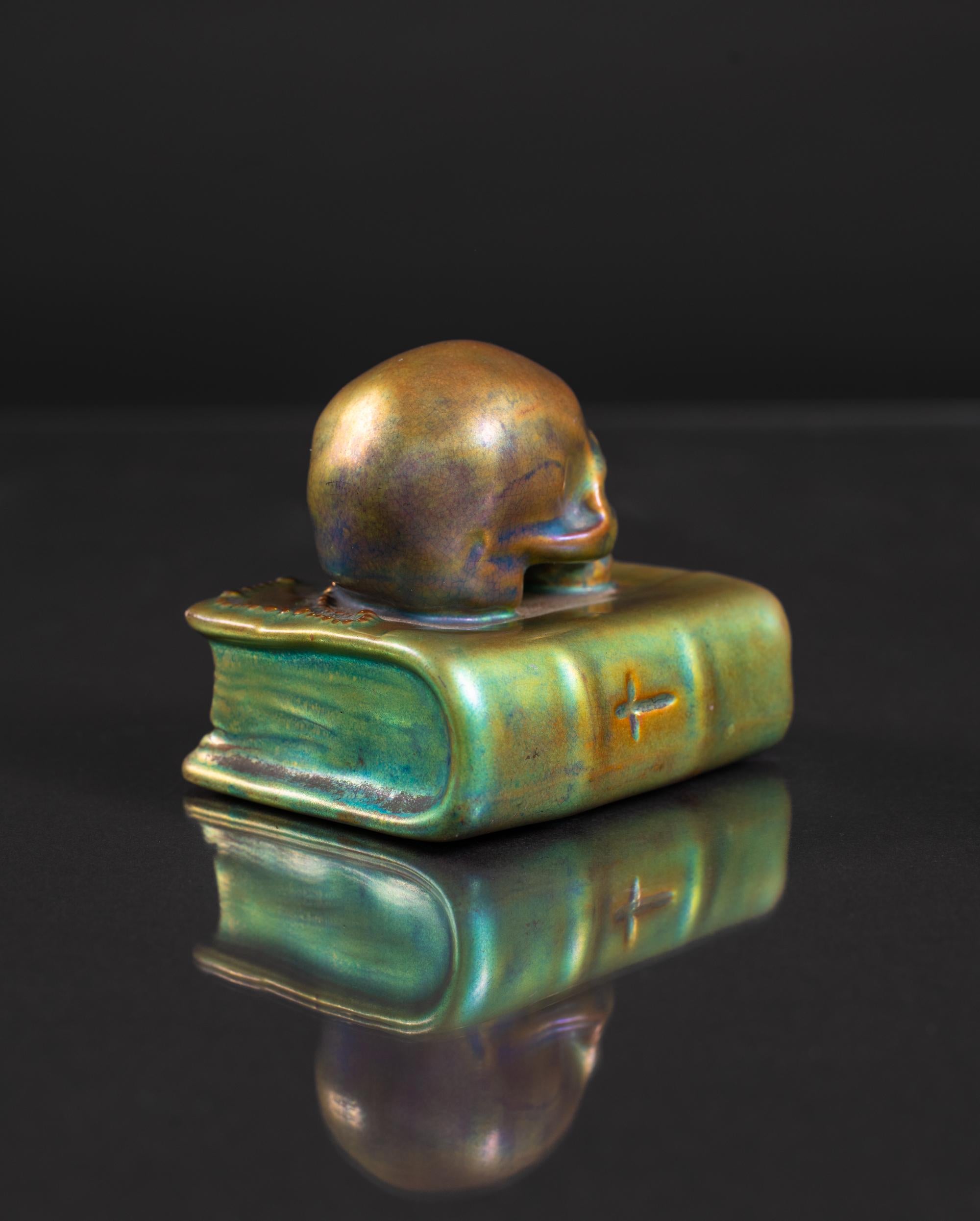 Memento Mori: Schädel auf Bibel-Skulptur von László Mattyasovszky Zsolnay (Ungarisch)
