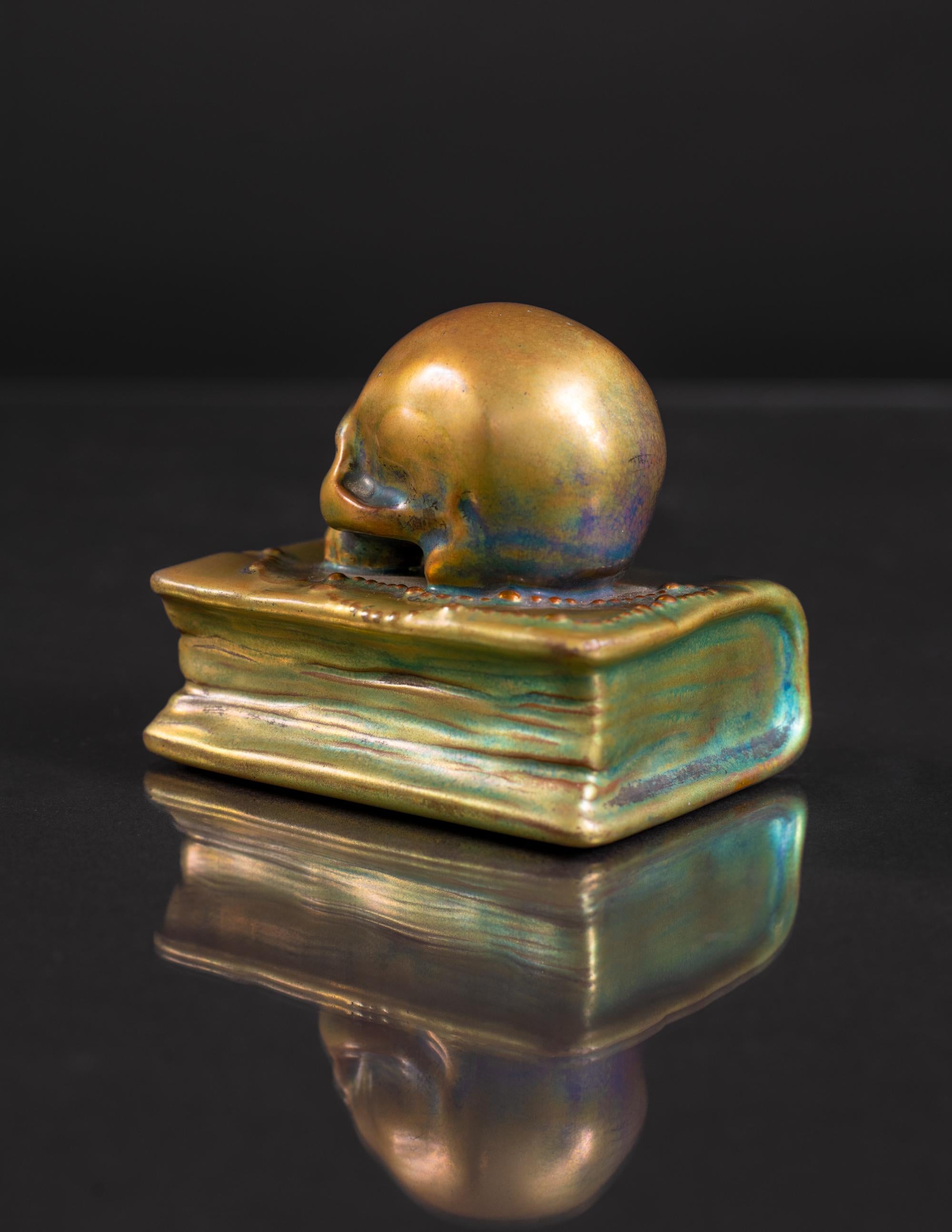 Memento Mori: Schädel auf Bibel-Skulptur von László Mattyasovszky Zsolnay (Glasiert)
