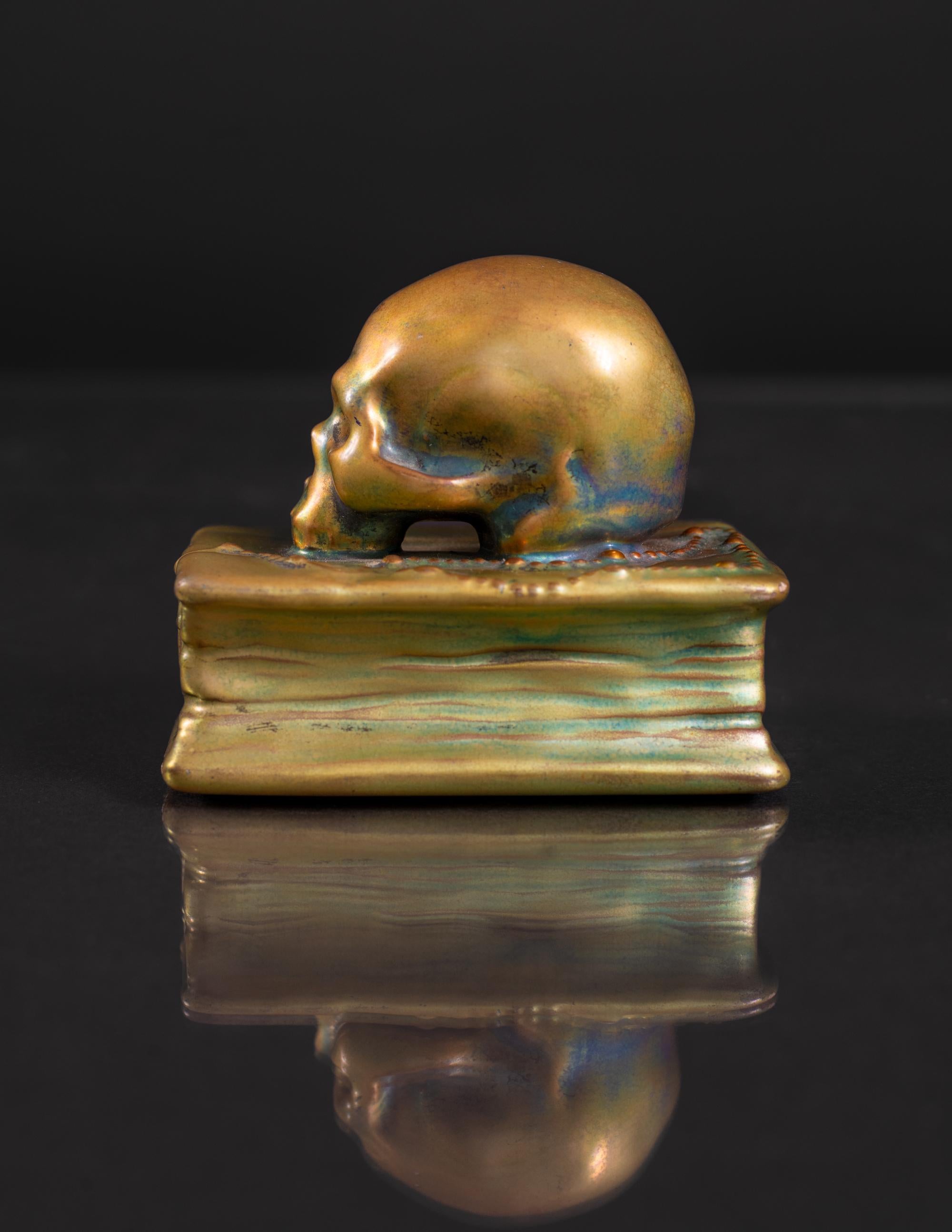 Memento Mori: Schädel auf Bibel-Skulptur von László Mattyasovszky Zsolnay im Zustand „Hervorragend“ in Chicago, US