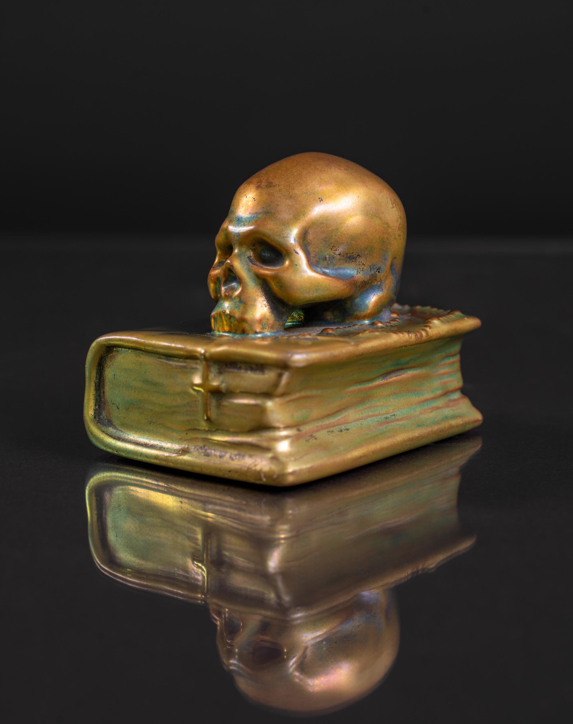 Memento Mori: Schädel auf Bibel-Skulptur von László Mattyasovszky Zsolnay (Spätes 19. Jahrhundert)