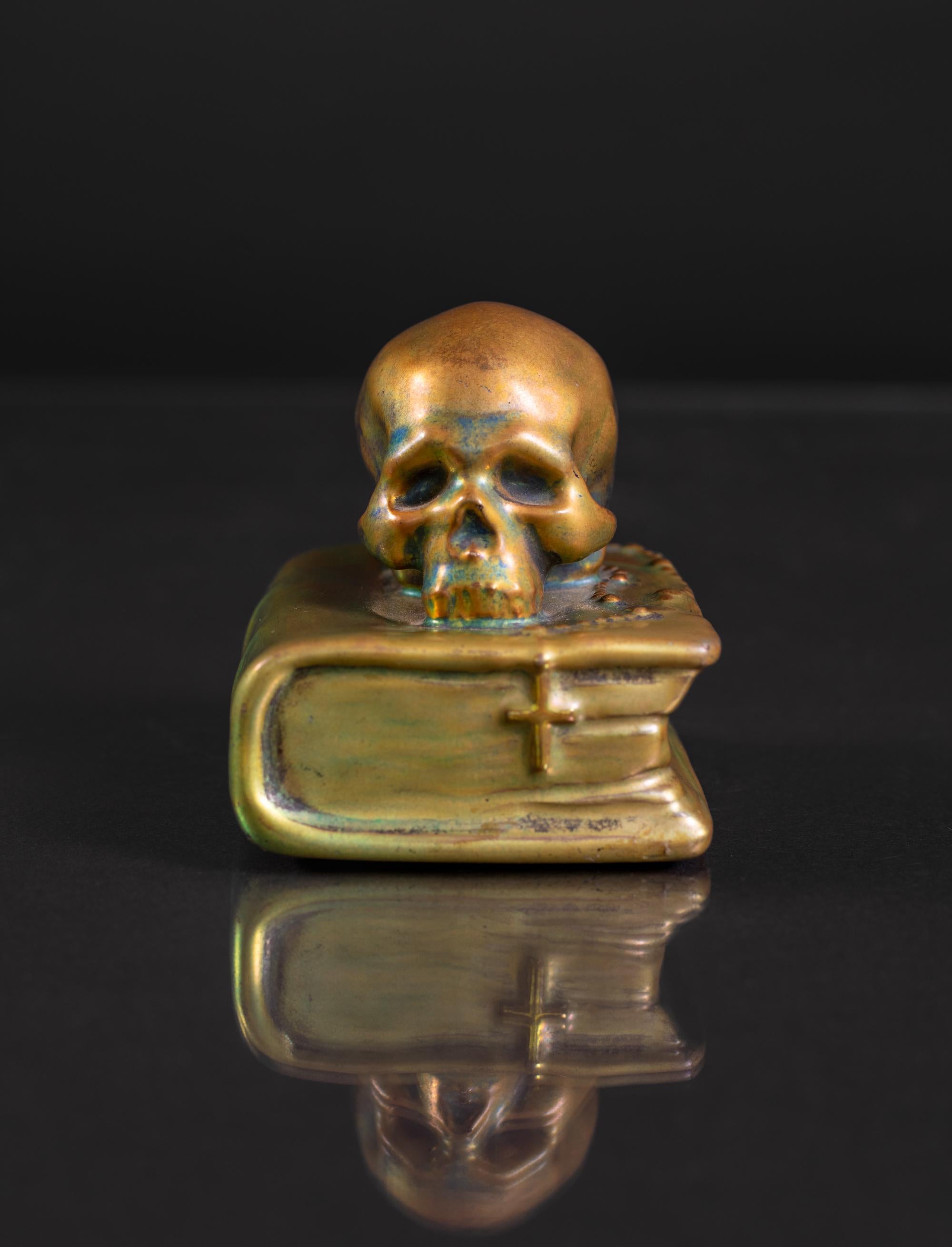 Memento Mori: Schädel auf Bibel-Skulptur von László Mattyasovszky Zsolnay (Tonware)
