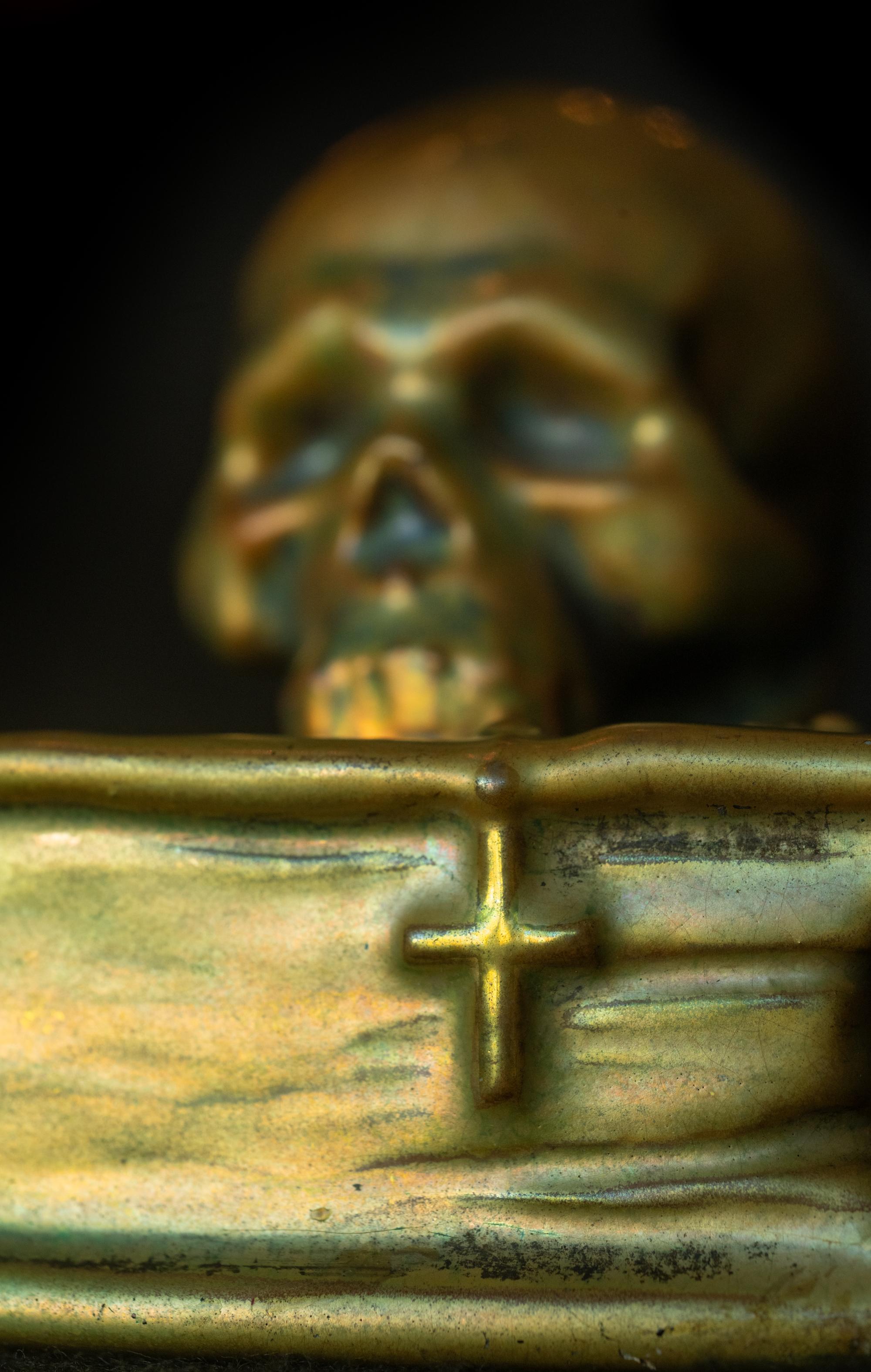 Memento Mori: Schädel auf Bibel-Skulptur von László Mattyasovszky Zsolnay 1
