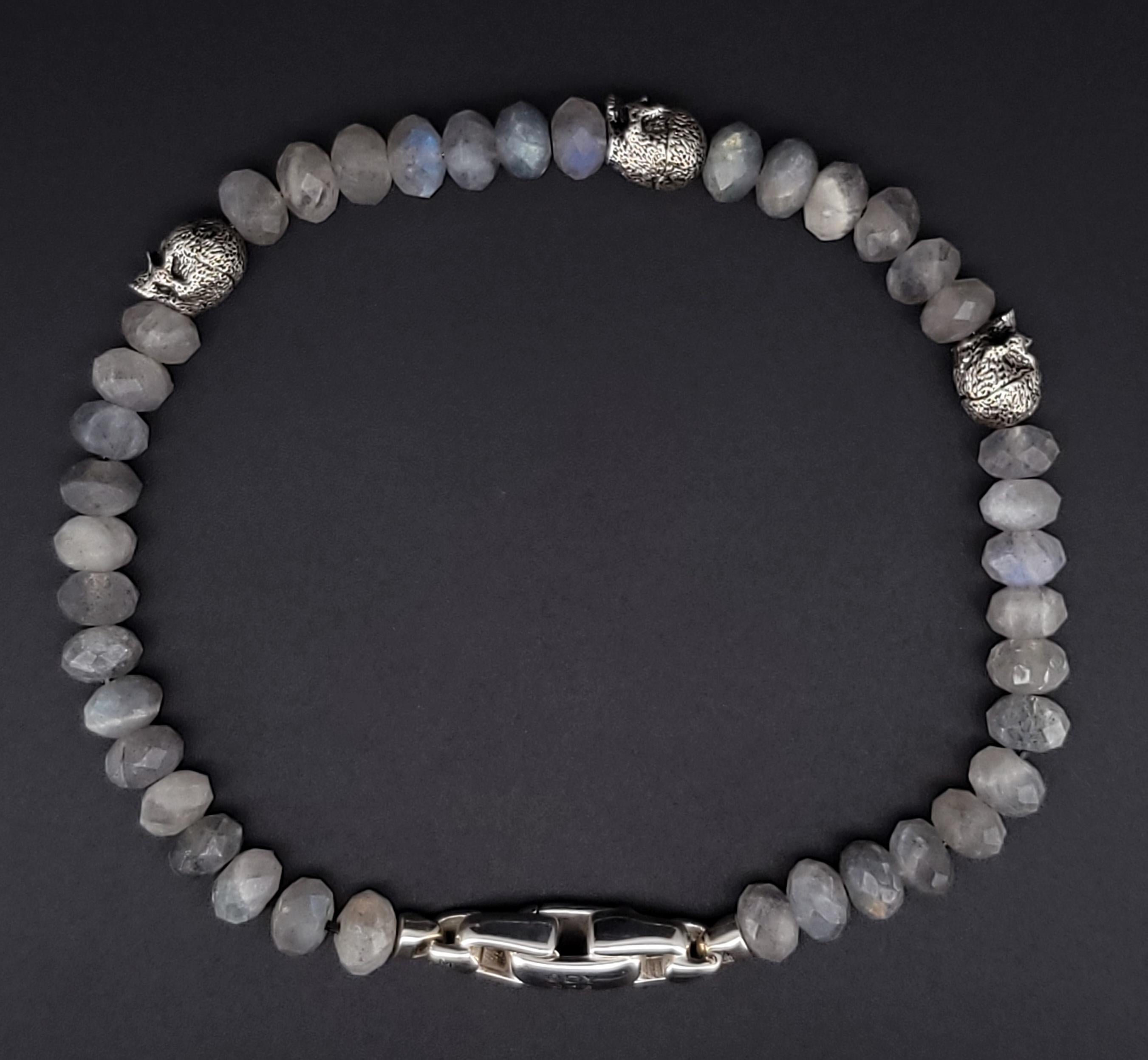 Marchio David Yurman
Materiale: Argento 925
Collezione Memento Mori: per uomo
Larghezza delle pietre: 6mm
Chiusura a pressione
Genere: Uomini
La taglia grande si adatta a polsi di dimensioni fino a 8,5
