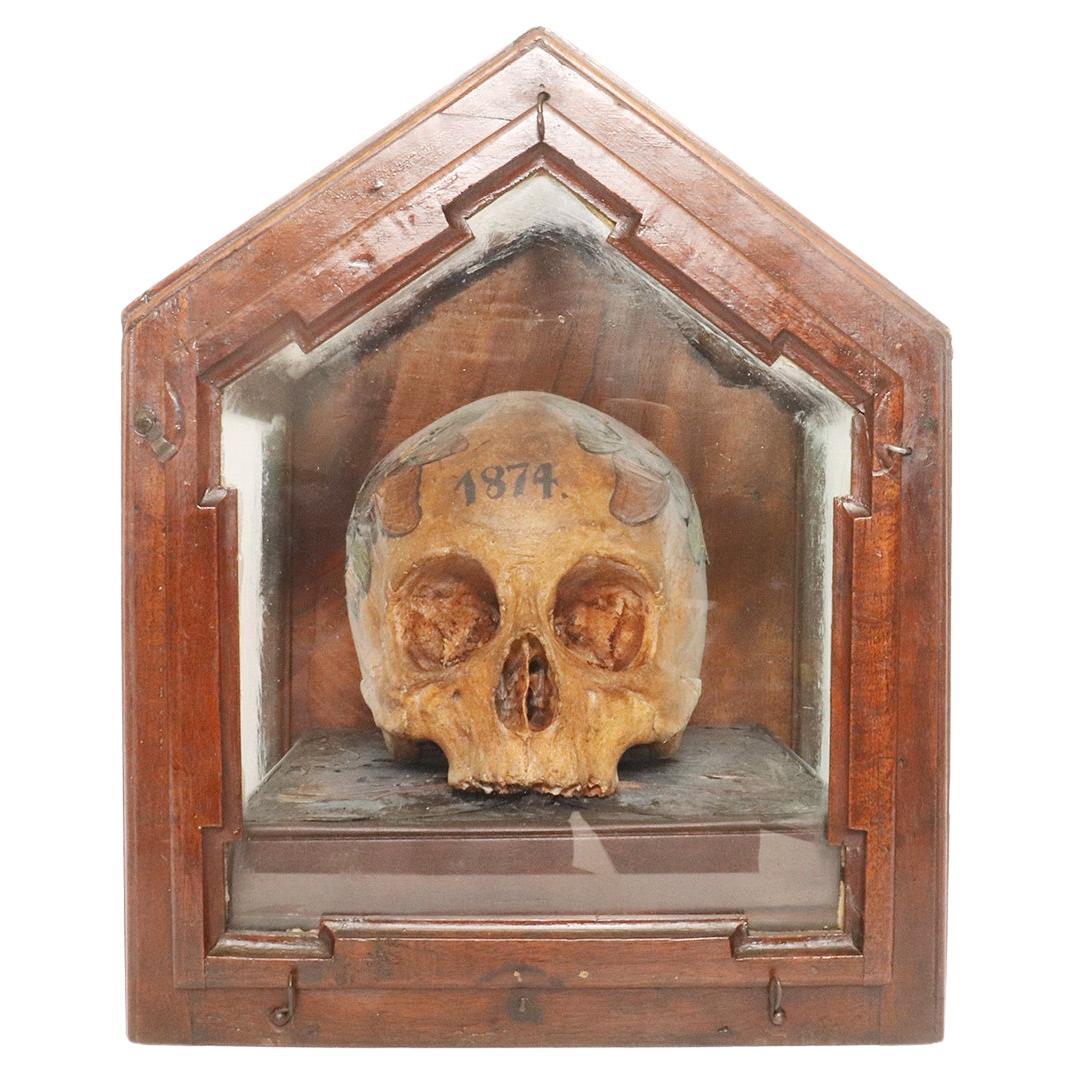Memento mori, crâne avec ailes de papillon, Allemagne 1874. 