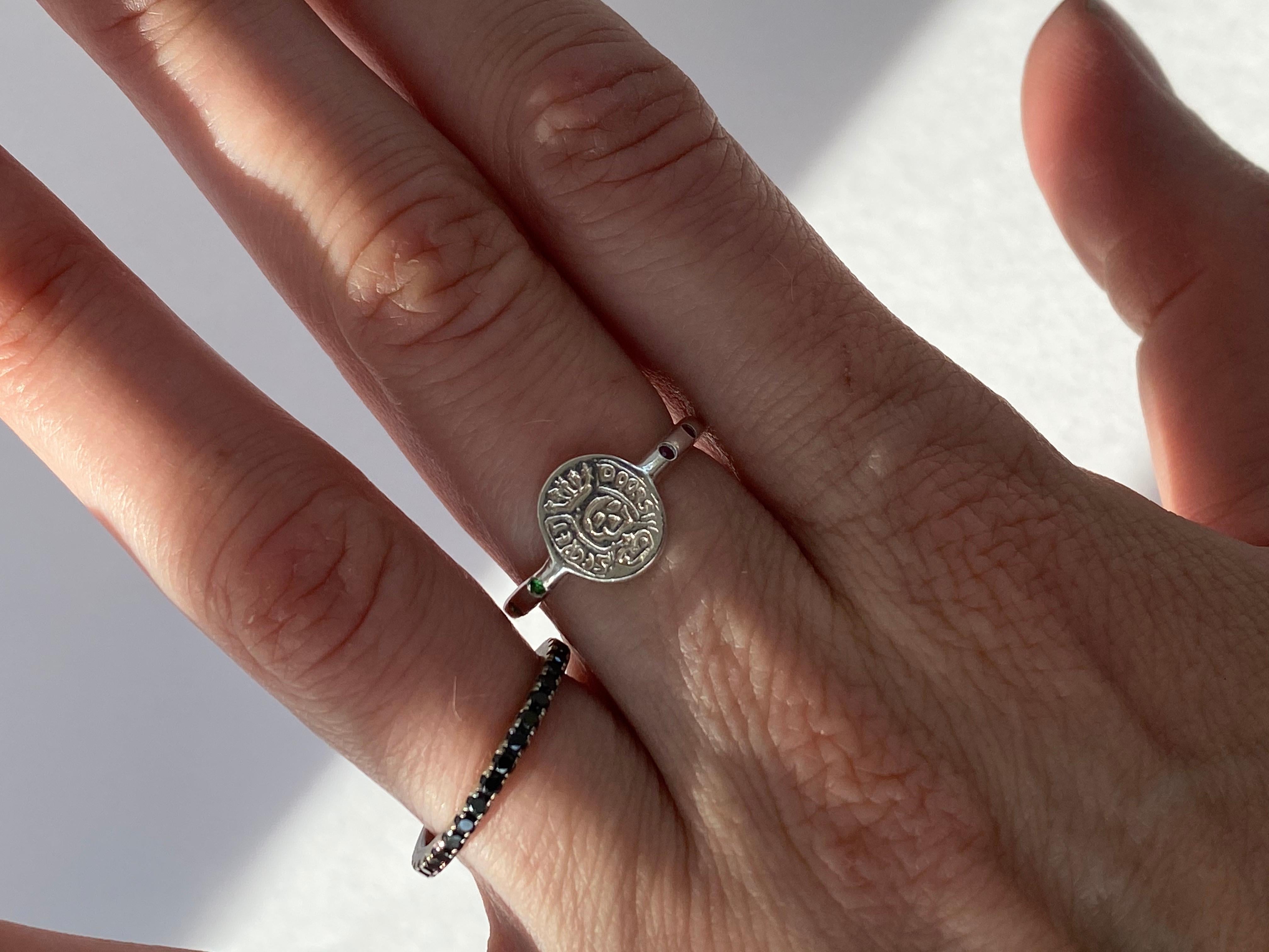 De las mujeres Memento Mori Style Crest Signet Skull Ring Esmeralda Rubí Plata J DAUPHIN en venta