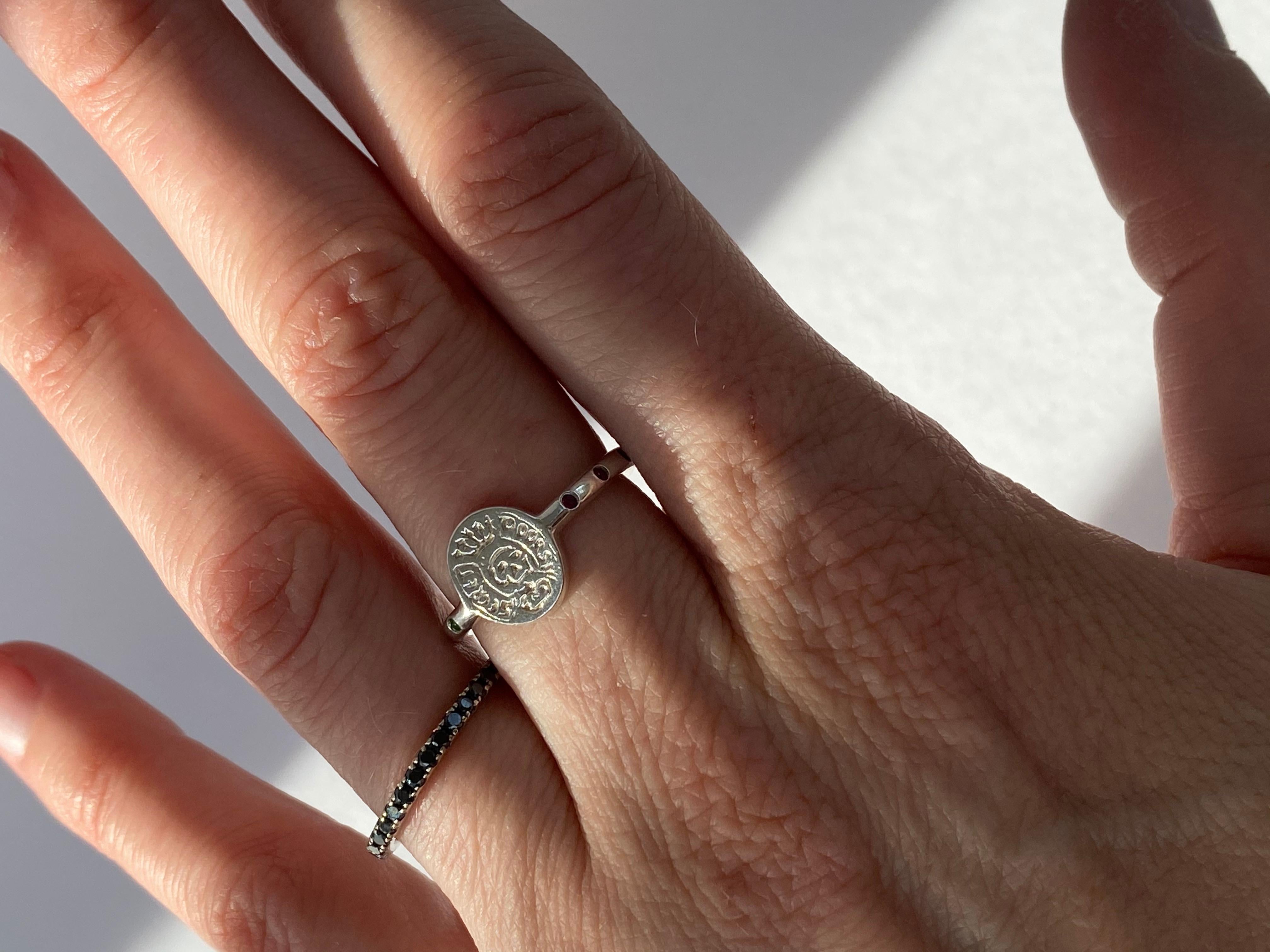 Memento Mori Style Crest Signet Skull Ring Esmeralda Rubí Plata J DAUPHIN en venta 1
