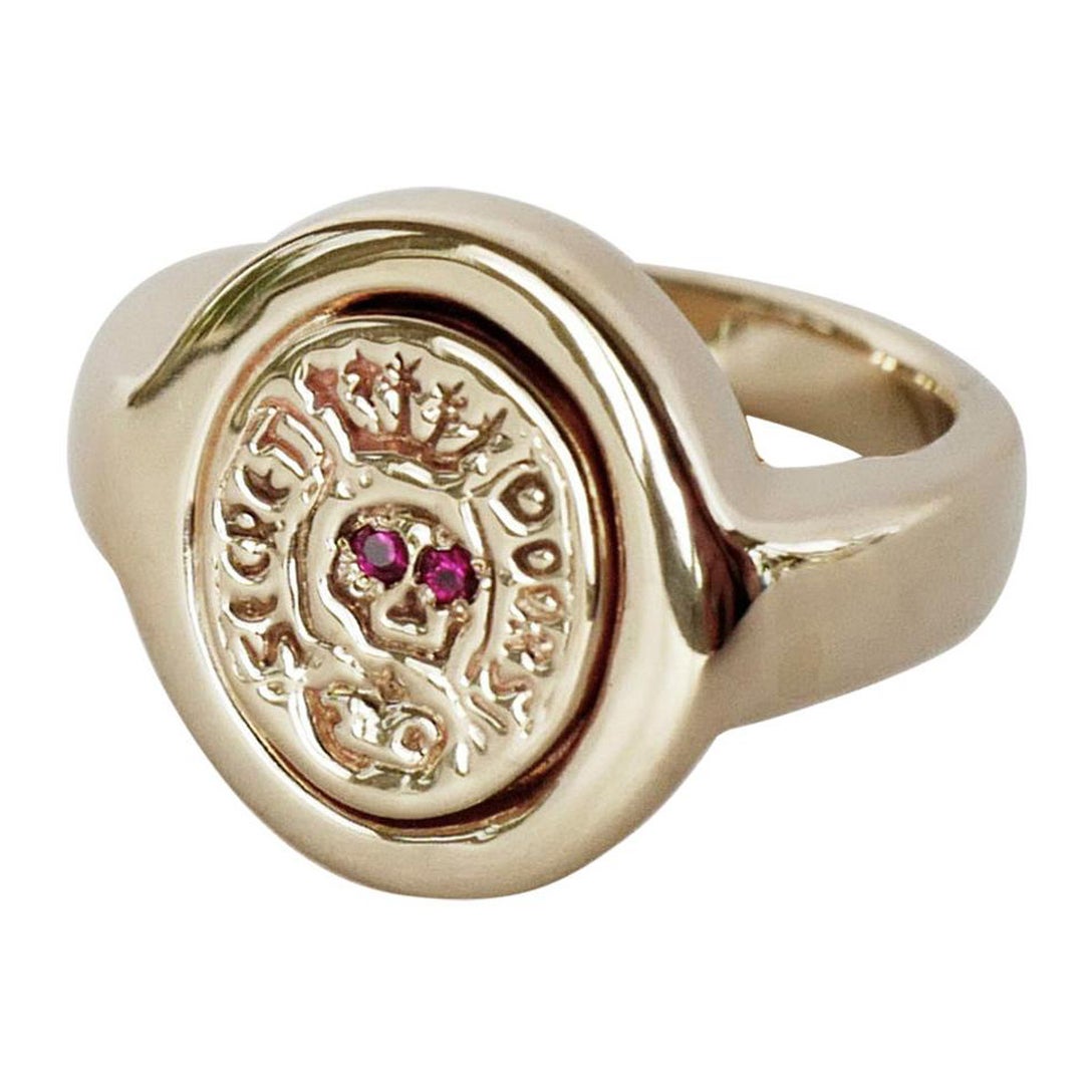 Anello teschio in stile Memento Mori, oro e rubino