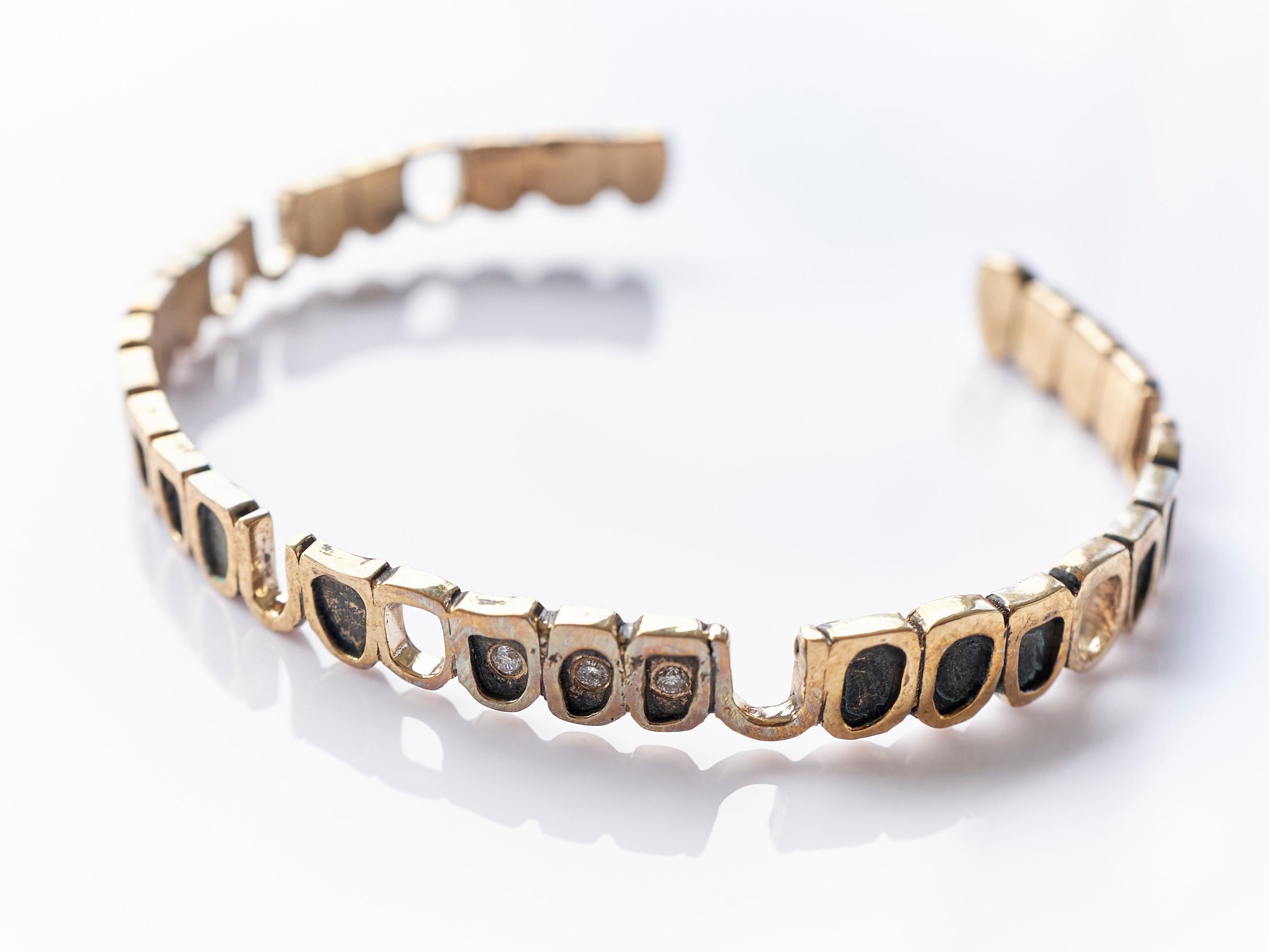J Dauphin Bracelet jonc de style Memento Mori en bronze avec diamants blancs en forme de dents en vente 3