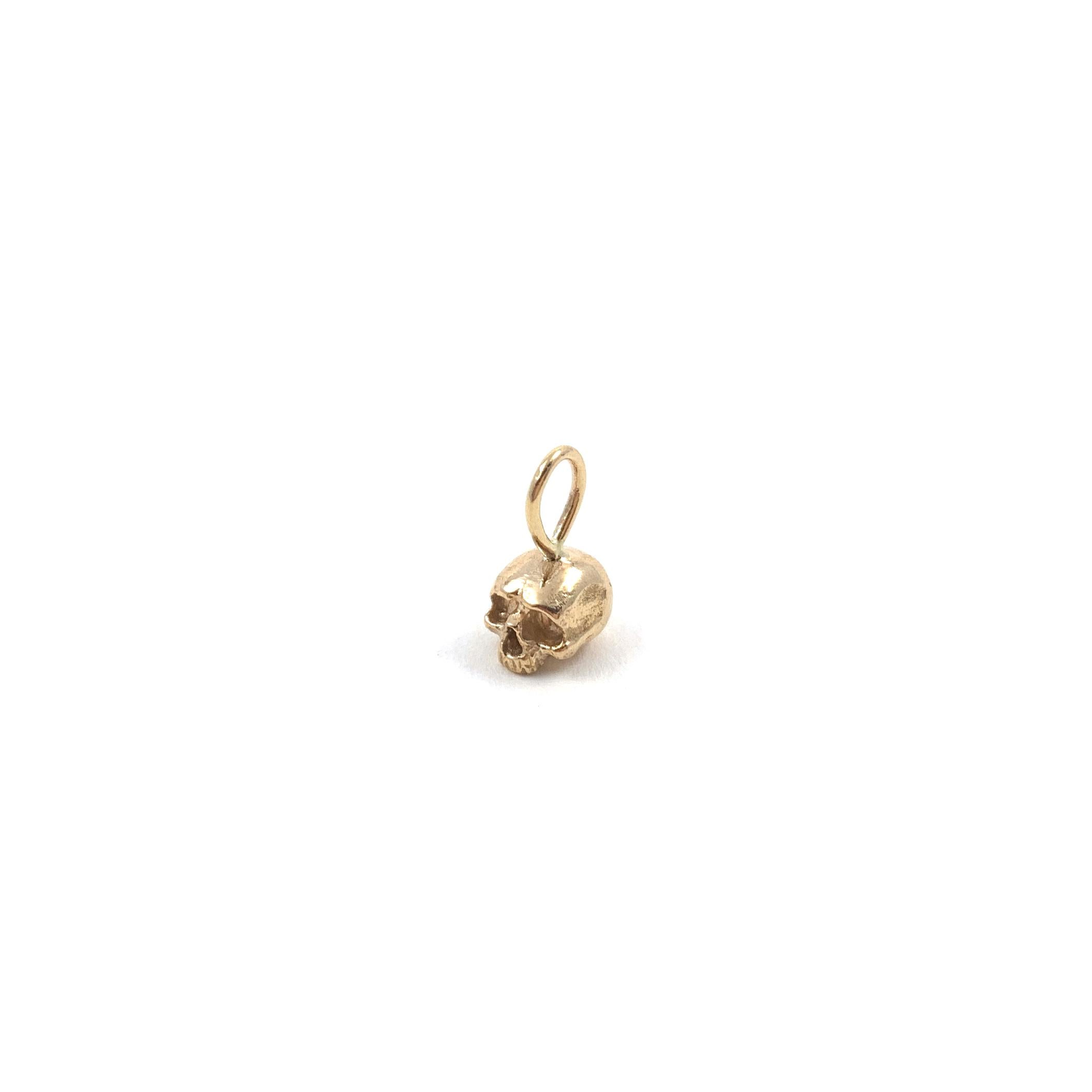 Memento Mori Tiny Schädel-Anhänger aus 14k Gold von Alex Jacques Designs (Viktorianisch) im Angebot