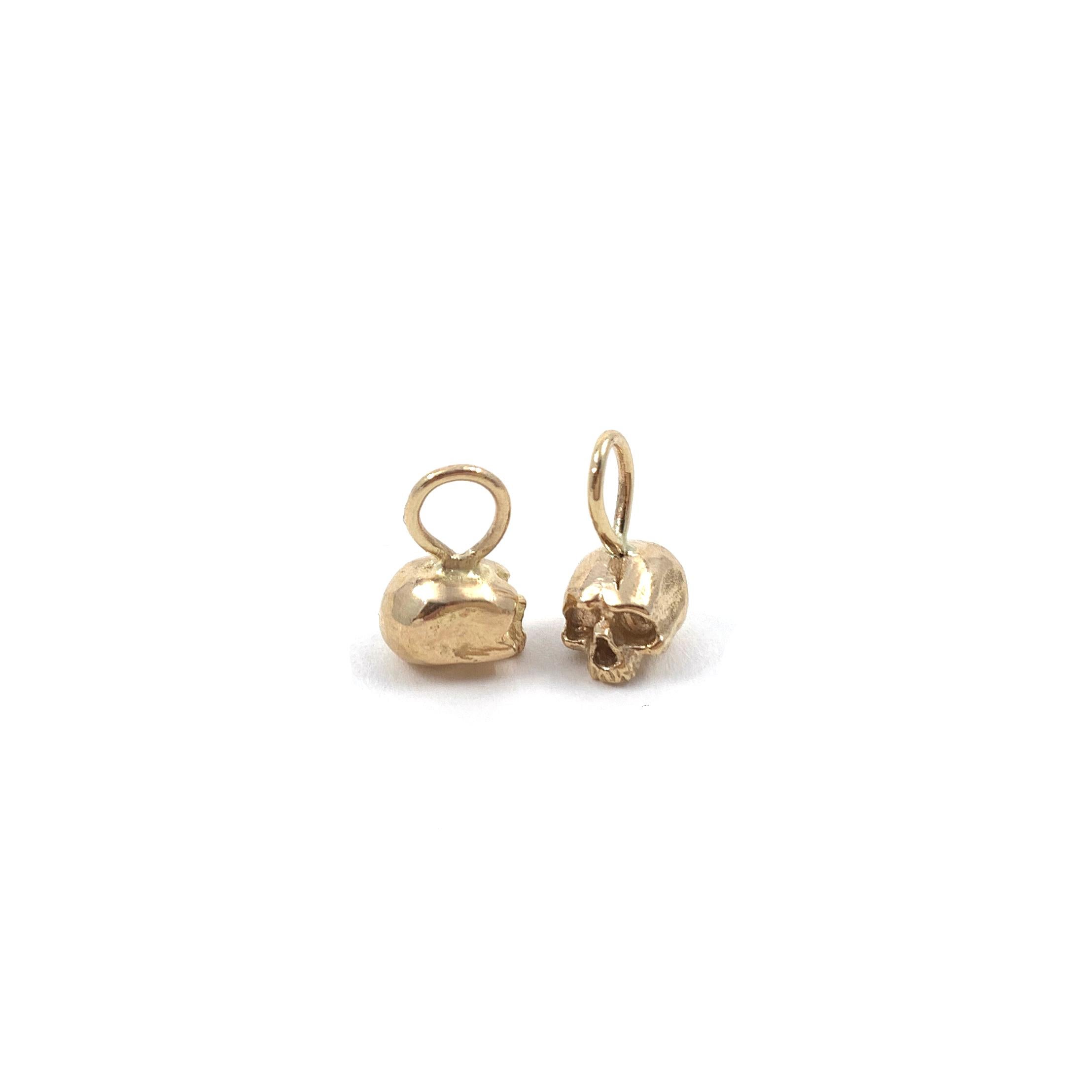 Memento Mori Tiny Schädel-Anhänger aus 14k Gold von Alex Jacques Designs für Damen oder Herren im Angebot