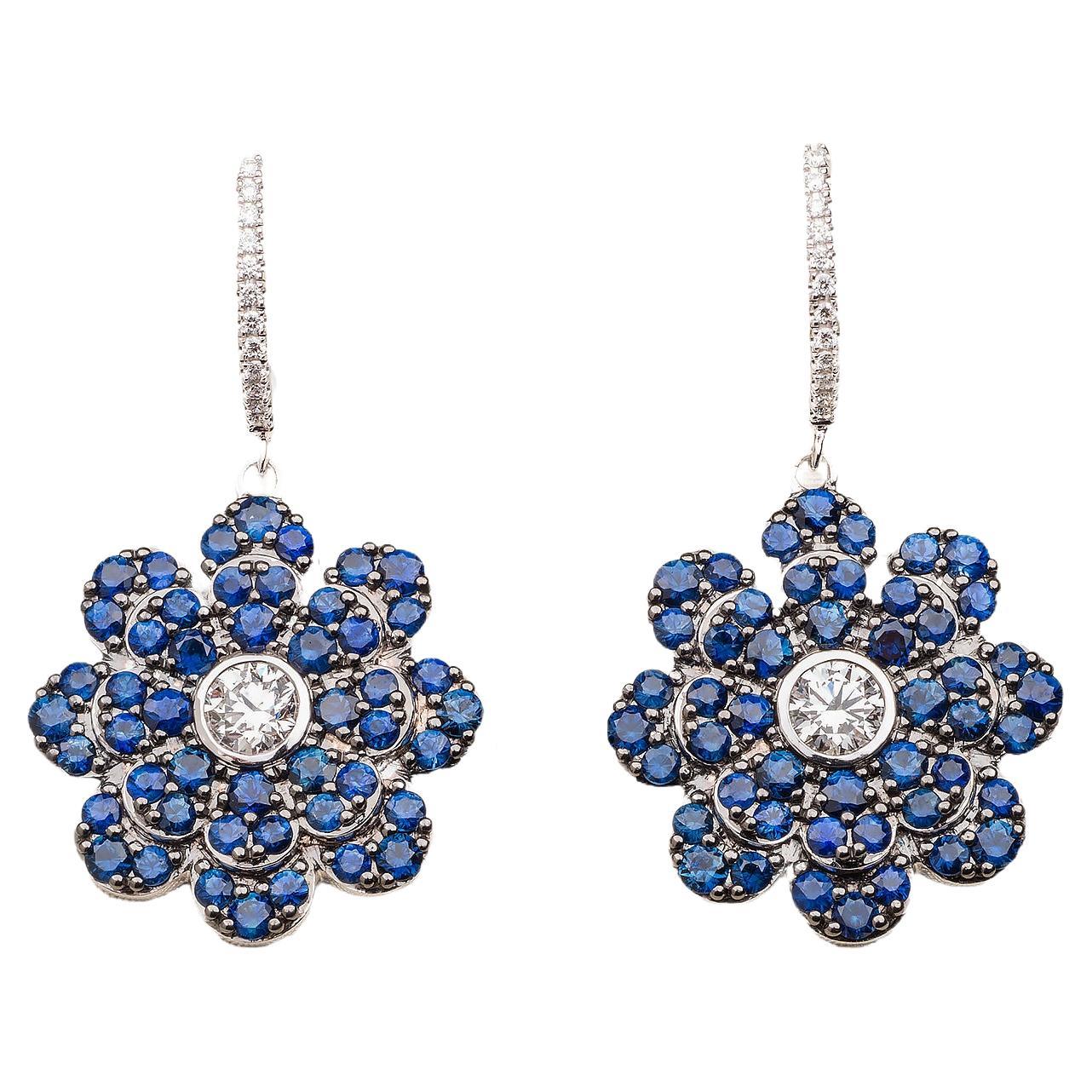 Pendants d'oreilles Memento larges avec fleur en saphir bleu pavé et diamants au centre