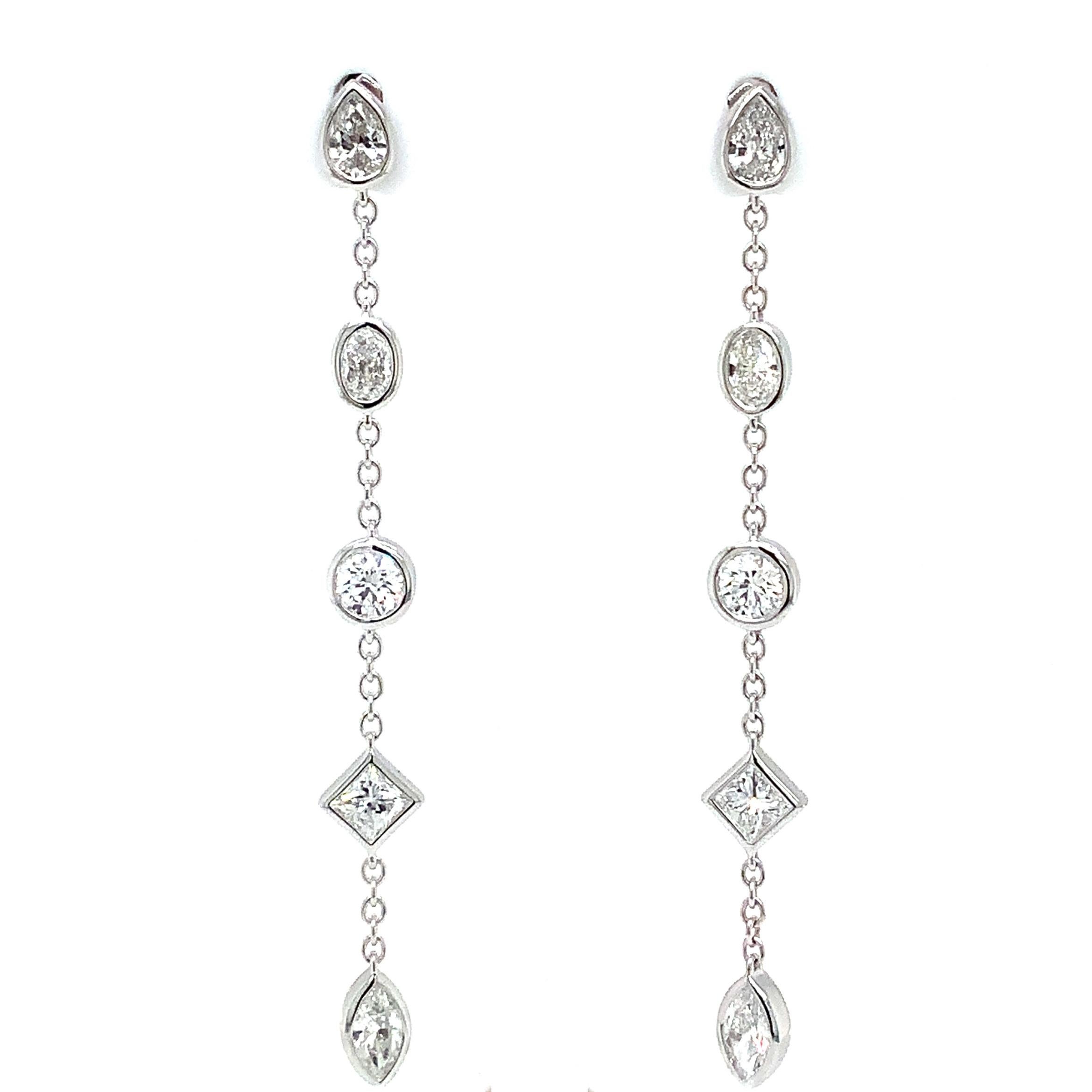 Moderne Boucles d'oreilles en goutte en or blanc 18 carats avec diamants de forme fantaisie et cascade mélangée en vente