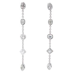 Boucles d'oreilles en goutte en or blanc 18 carats avec diamants de forme fantaisie et cascade mélangée